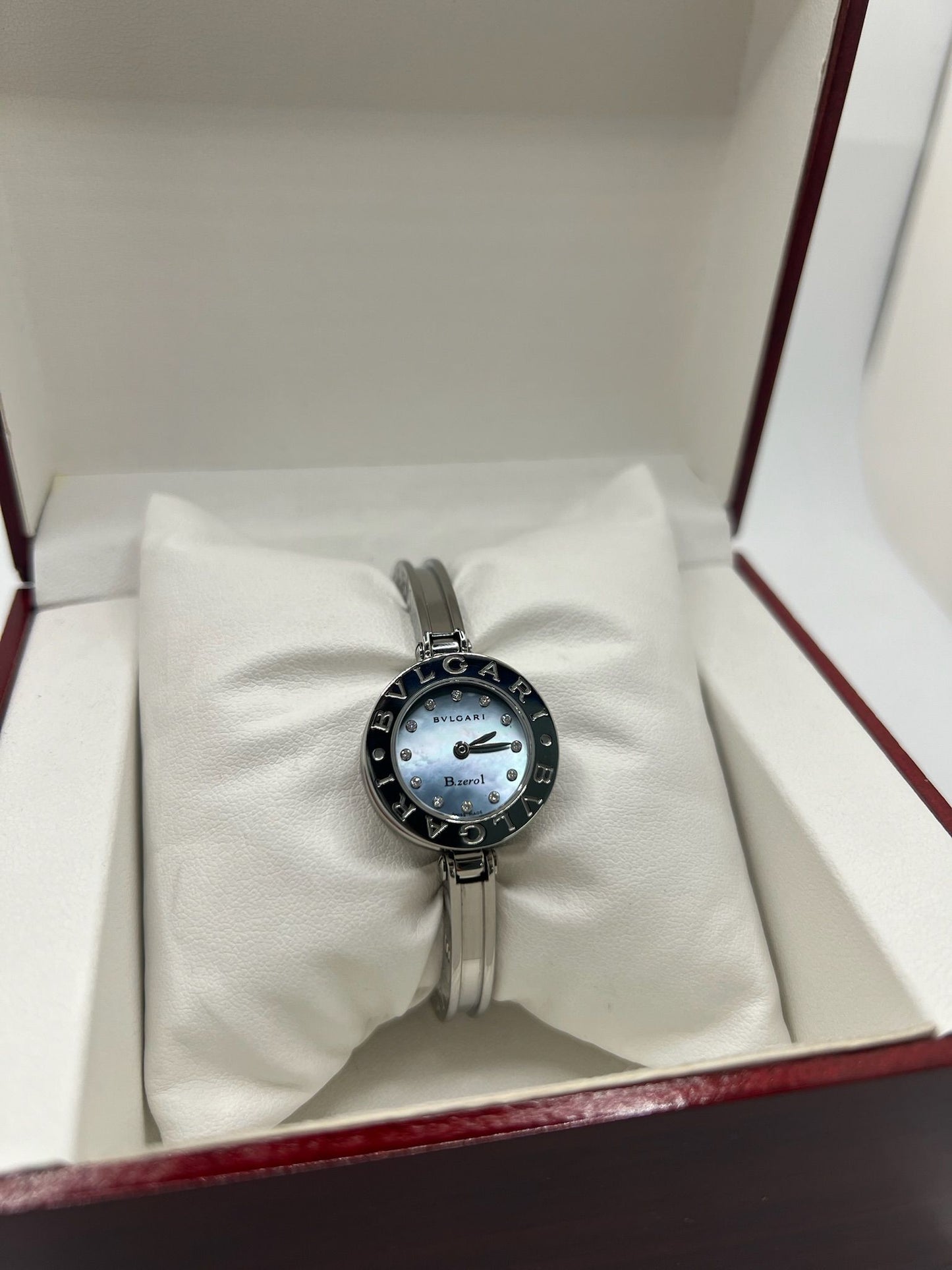 Découvrez l’élégance intemporelle de la montre Bulgari B.Zero1 en acier, sublimée par un cadran en nacre et un sertissage délicat de diamants. Ce modèle iconique pour femme allie sophistication joaillière et précision horlogère grâce à son mouvement quartz. Son design épuré, sans chiffres, et ses finitions luxueuses en font un bijou d’exception. Idéale pour sublimer chaque tenue, cette B.Zero1 incarne le raffinement à l’italienne signé Bulgari. Un choix parfait pour les amatrices de montres haut de gamme.