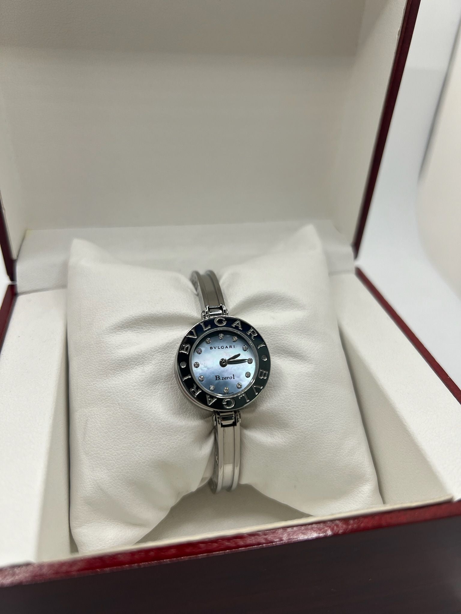 Découvrez l’élégance intemporelle de la montre Bulgari B.Zero1 en acier, sublimée par un cadran en nacre et un sertissage délicat de diamants. Ce modèle iconique pour femme allie sophistication joaillière et précision horlogère grâce à son mouvement quartz. Son design épuré, sans chiffres, et ses finitions luxueuses en font un bijou d’exception. Idéale pour sublimer chaque tenue, cette B.Zero1 incarne le raffinement à l’italienne signé Bulgari. Un choix parfait pour les amatrices de montres haut de gamme.