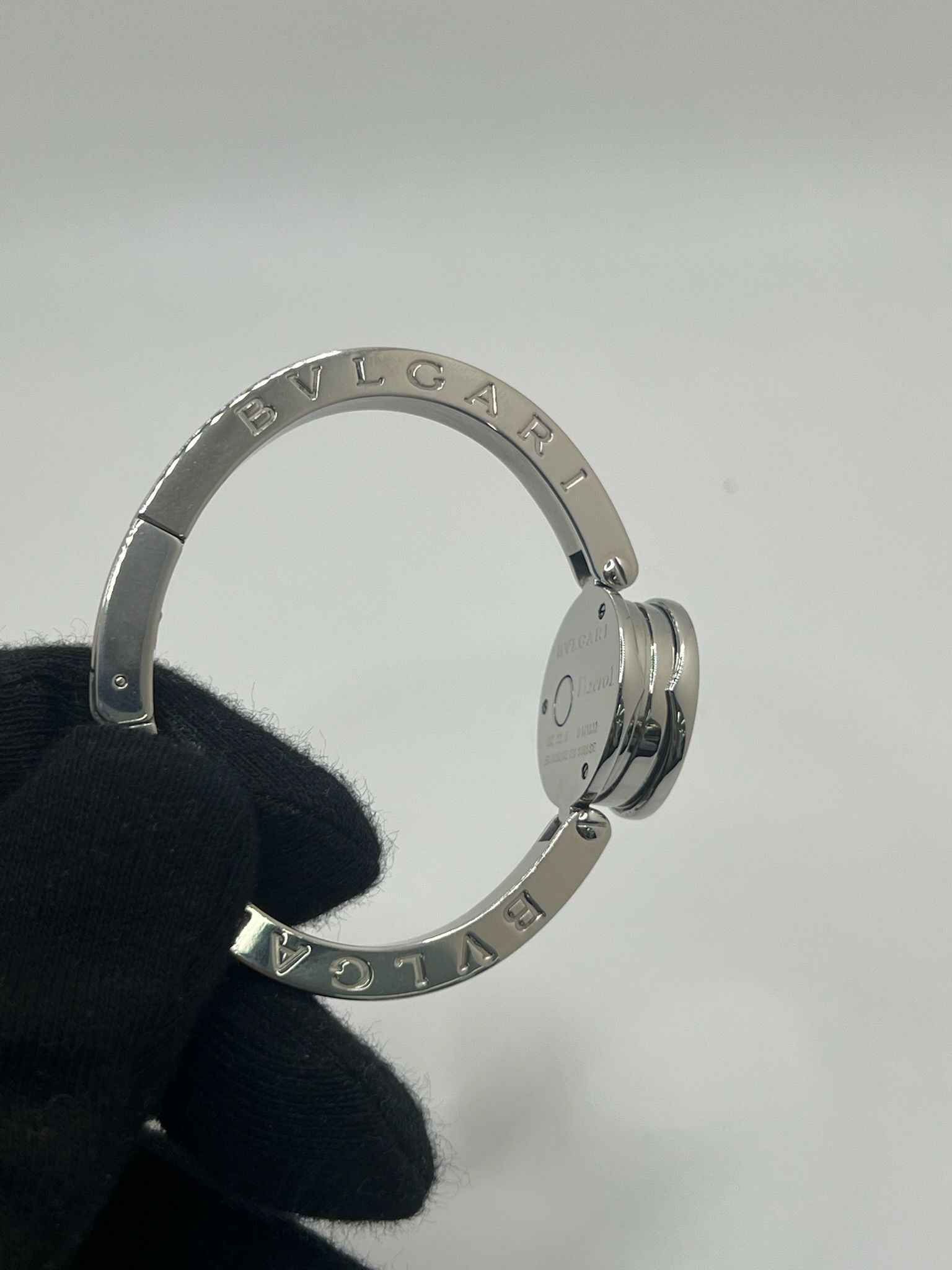 Découvrez l’élégance intemporelle de la montre Bulgari B.Zero1 en acier, sublimée par un cadran en nacre et un sertissage délicat de diamants. Ce modèle iconique pour femme allie sophistication joaillière et précision horlogère grâce à son mouvement quartz. Son design épuré, sans chiffres, et ses finitions luxueuses en font un bijou d’exception. Idéale pour sublimer chaque tenue, cette B.Zero1 incarne le raffinement à l’italienne signé Bulgari. Un choix parfait pour les amatrices de montres haut de gamme.