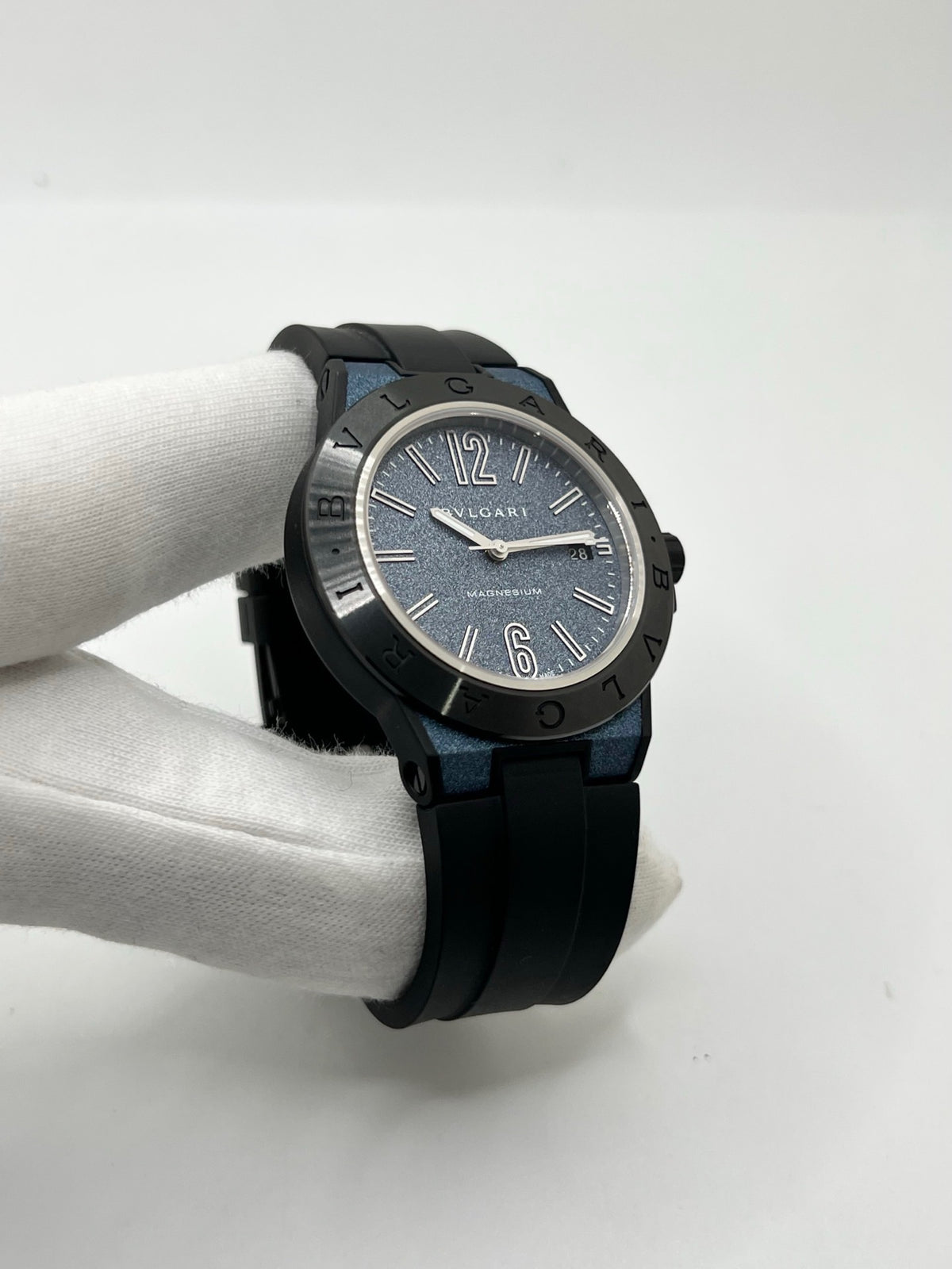 Montre Bulgari Diagono DG41SMC pour homme, équipée d’un mouvement automatique offrant une réserve de marche de 42 heures. Son boîtier en céramique de 41 mm et son cadran bleu lui confèrent un style sportif et élégant. Protégée par un verre saphir, cette montre Bulgari est montée sur un bracelet noir en caoutchouc avec boucle ardillon. Étanche à 10 ATM et dotée d’un affichage de la date, elle allie robustesse et design contemporain. Modèle de 2020, livré avec son coffret et ses papiers d’origine.