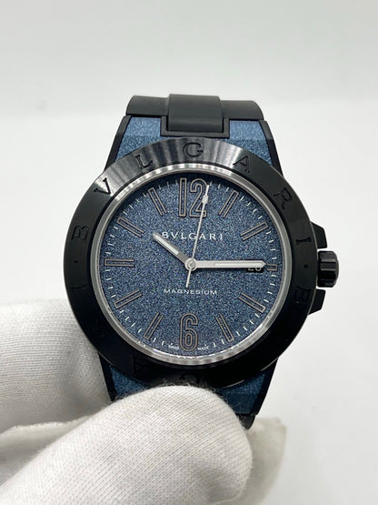 Montre Bulgari Diagono DG41SMC pour homme, équipée d’un mouvement automatique offrant une réserve de marche de 42 heures. Son boîtier en céramique de 41 mm et son cadran bleu lui confèrent un style sportif et élégant. Protégée par un verre saphir, cette montre Bulgari est montée sur un bracelet noir en caoutchouc avec boucle ardillon. Étanche à 10 ATM et dotée d’un affichage de la date, elle allie robustesse et design contemporain. Modèle de 2020, livré avec son coffret et ses papiers d’origine.
