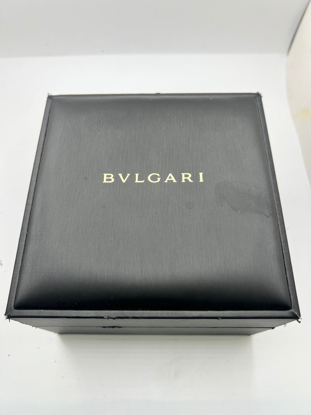 Montre Bulgari Diagono DG41SMC pour homme, équipée d’un mouvement automatique offrant une réserve de marche de 42 heures. Son boîtier en céramique de 41 mm et son cadran bleu lui confèrent un style sportif et élégant. Protégée par un verre saphir, cette montre Bulgari est montée sur un bracelet noir en caoutchouc avec boucle ardillon. Étanche à 10 ATM et dotée d’un affichage de la date, elle allie robustesse et design contemporain. Modèle de 2020, livré avec son coffret et ses papiers d’origine.