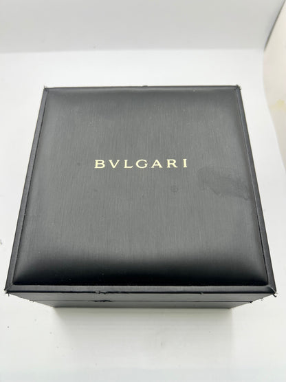 Montre Bulgari Diagono DG41SMC pour homme, équipée d’un mouvement automatique offrant une réserve de marche de 42 heures. Son boîtier en céramique de 41 mm et son cadran bleu lui confèrent un style sportif et élégant. Protégée par un verre saphir, cette montre Bulgari est montée sur un bracelet noir en caoutchouc avec boucle ardillon. Étanche à 10 ATM et dotée d’un affichage de la date, elle allie robustesse et design contemporain. Modèle de 2020, livré avec son coffret et ses papiers d’origine.