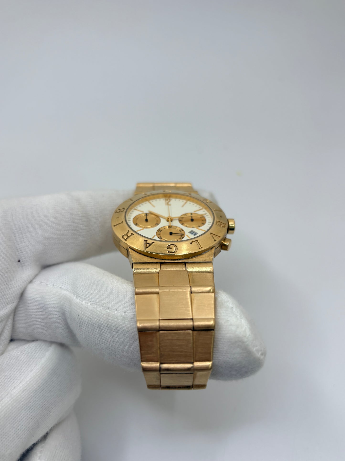 Montre Bulgari Diagono référence CH 35 G en or jaune avec boîtier de 35 mm, d'année inconnue et animée par un mouvement à quartz d'exception comptant 22 pierres. Son cadran blanc à index bâtons avec chronographe et dateur est protégé par un verre saphir et complété par un bracelet en or jaune avec boucle pliante. Cette montre Bulgari d'occasion est en très bon état, révisée en interne et livrée avec son coffret d'origine. Une pièce d'exception disponible à Paris.