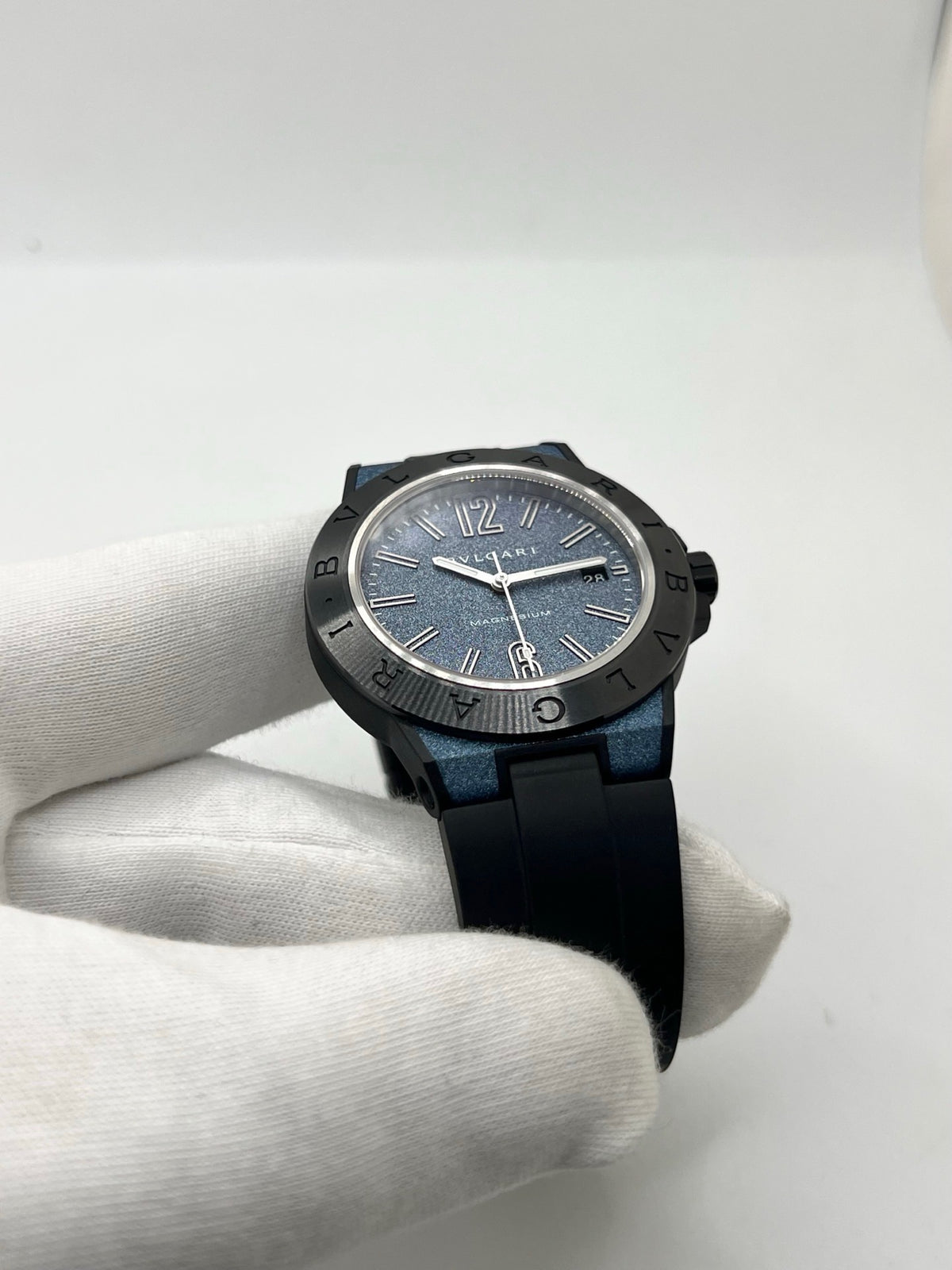 Montre Bulgari Diagono DG41SMC pour homme, équipée d’un mouvement automatique offrant une réserve de marche de 42 heures. Son boîtier en céramique de 41 mm et son cadran bleu lui confèrent un style sportif et élégant. Protégée par un verre saphir, cette montre Bulgari est montée sur un bracelet noir en caoutchouc avec boucle ardillon. Étanche à 10 ATM et dotée d’un affichage de la date, elle allie robustesse et design contemporain. Modèle de 2020, livré avec son coffret et ses papiers d’origine.