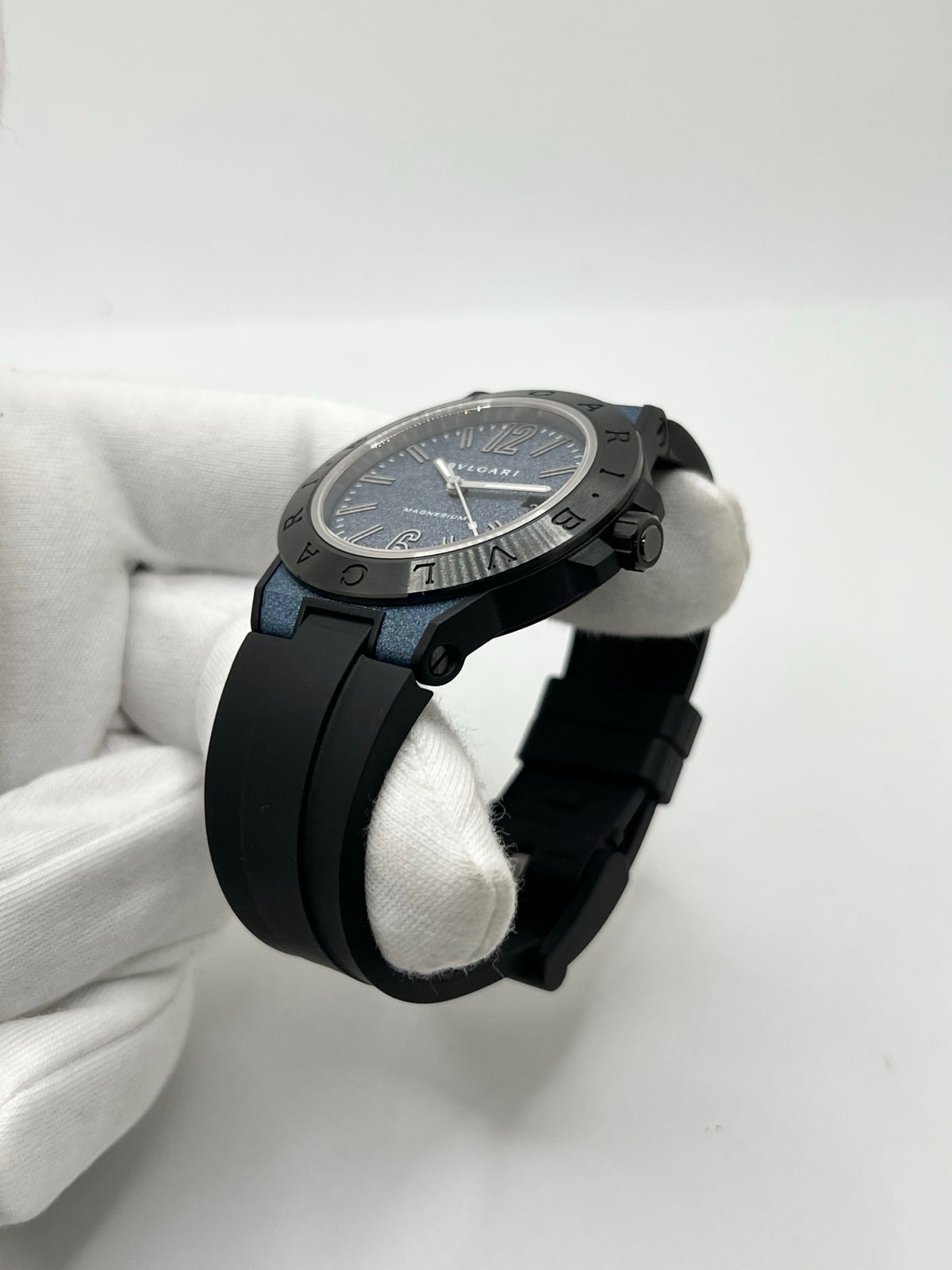 Montre Bulgari Diagono DG41SMC pour homme, équipée d’un mouvement automatique offrant une réserve de marche de 42 heures. Son boîtier en céramique de 41 mm et son cadran bleu lui confèrent un style sportif et élégant. Protégée par un verre saphir, cette montre Bulgari est montée sur un bracelet noir en caoutchouc avec boucle ardillon. Étanche à 10 ATM et dotée d’un affichage de la date, elle allie robustesse et design contemporain. Modèle de 2020, livré avec son coffret et ses papiers d’origine.