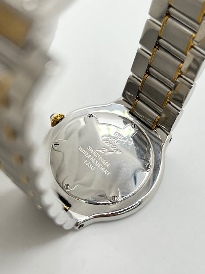 Montre Cartier 21 Must de Cartier 1330 en acier, équipée d’un mouvement à quartz et d’un boîtier de 31 mm. Son cadran argenté, protégé par un verre saphir, apporte une allure élégante et intemporelle. Cette montre Cartier est montée sur un bracelet en acier assorti au boîtier. Étanche à 3 ATM, elle se distingue par son design raffiné et polyvalent. Un modèle emblématique de la collection 21 Must de Cartier, en très bon état.