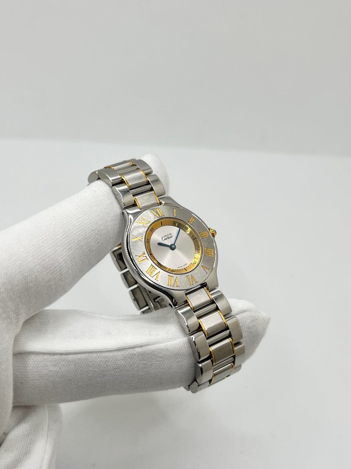 Montre Cartier 21 Must de Cartier 1330 en acier, équipée d’un mouvement à quartz et d’un boîtier de 31 mm. Son cadran argenté, protégé par un verre saphir, apporte une allure élégante et intemporelle. Cette montre Cartier est montée sur un bracelet en acier assorti au boîtier. Étanche à 3 ATM, elle se distingue par son design raffiné et polyvalent. Un modèle emblématique de la collection 21 Must de Cartier, en très bon état.