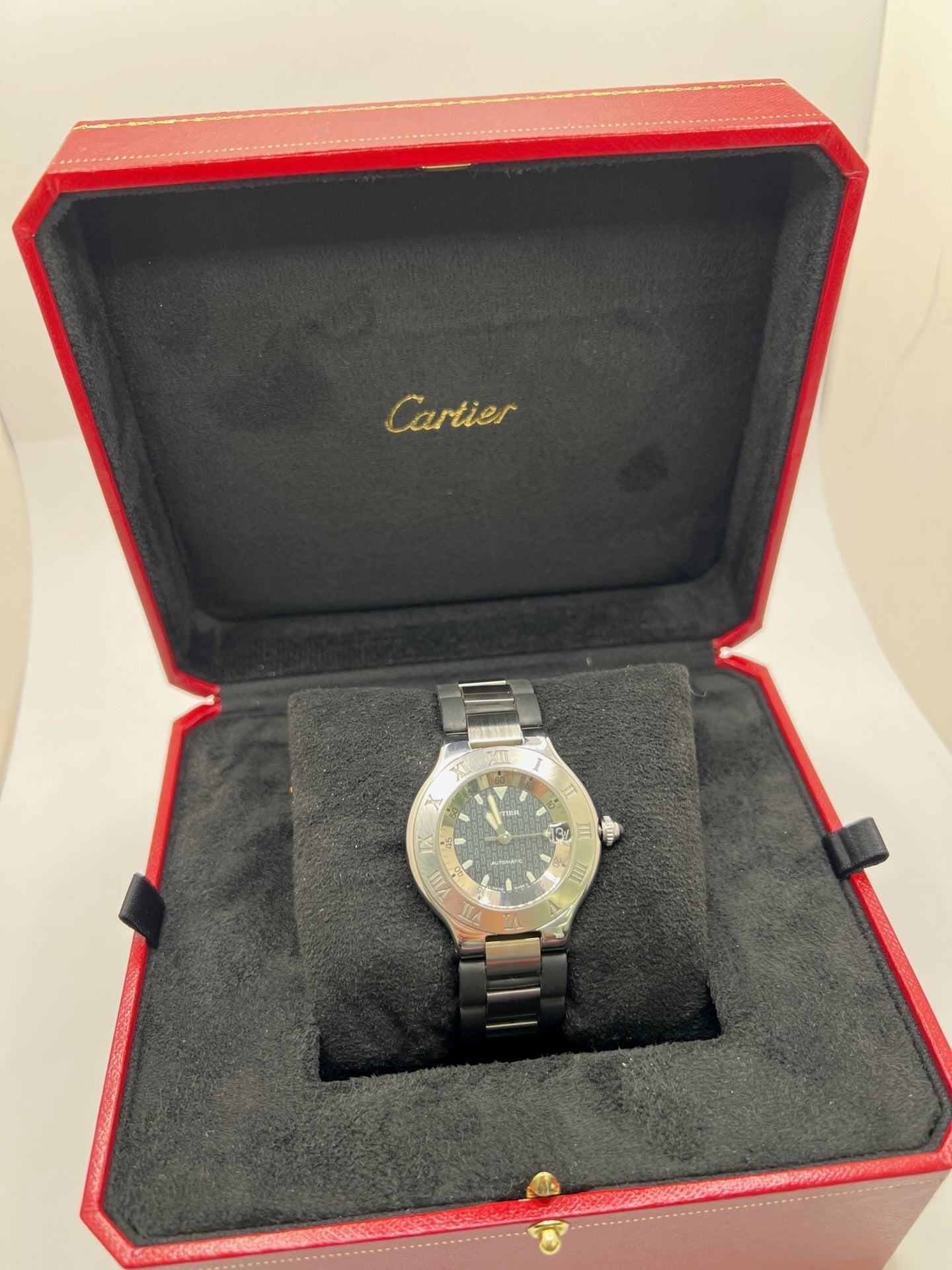 Montre Cartier 21 Must de Cartier Autoscaph automatique en acier, modèle homme ou unisexe avec boîtier de 37 mm et cadran noir à chiffres romains. Ce modèle d’occasion en très bon état dispose d’un verre saphir, d’une étanchéité de 10 ATM et d’une fonction date. Son bracelet en caoutchouc noir avec boucle en acier complète son style sportif et élégant. Une montre Cartier 21 Must Autoscaph au design iconique, idéale pour les amateurs de montres de luxe.