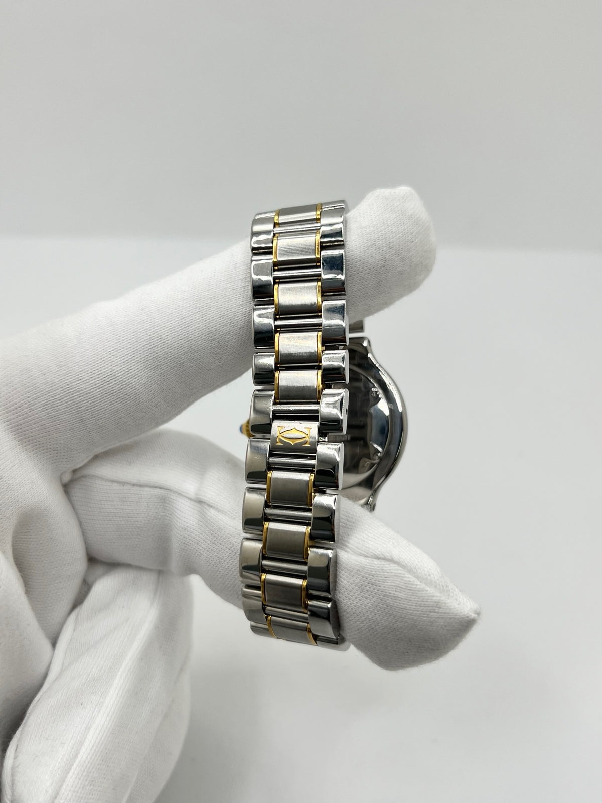 Montre Cartier 21 Must de Cartier 1330 en acier, équipée d’un mouvement à quartz et d’un boîtier de 31 mm. Son cadran argenté, protégé par un verre saphir, apporte une allure élégante et intemporelle. Cette montre Cartier est montée sur un bracelet en acier assorti au boîtier. Étanche à 3 ATM, elle se distingue par son design raffiné et polyvalent. Un modèle emblématique de la collection 21 Must de Cartier, en très bon état.