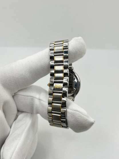 Montre Cartier 21 Must de Cartier 1330 en acier, équipée d’un mouvement à quartz et d’un boîtier de 31 mm. Son cadran argenté, protégé par un verre saphir, apporte une allure élégante et intemporelle. Cette montre Cartier est montée sur un bracelet en acier assorti au boîtier. Étanche à 3 ATM, elle se distingue par son design raffiné et polyvalent. Un modèle emblématique de la collection 21 Must de Cartier, en très bon état.