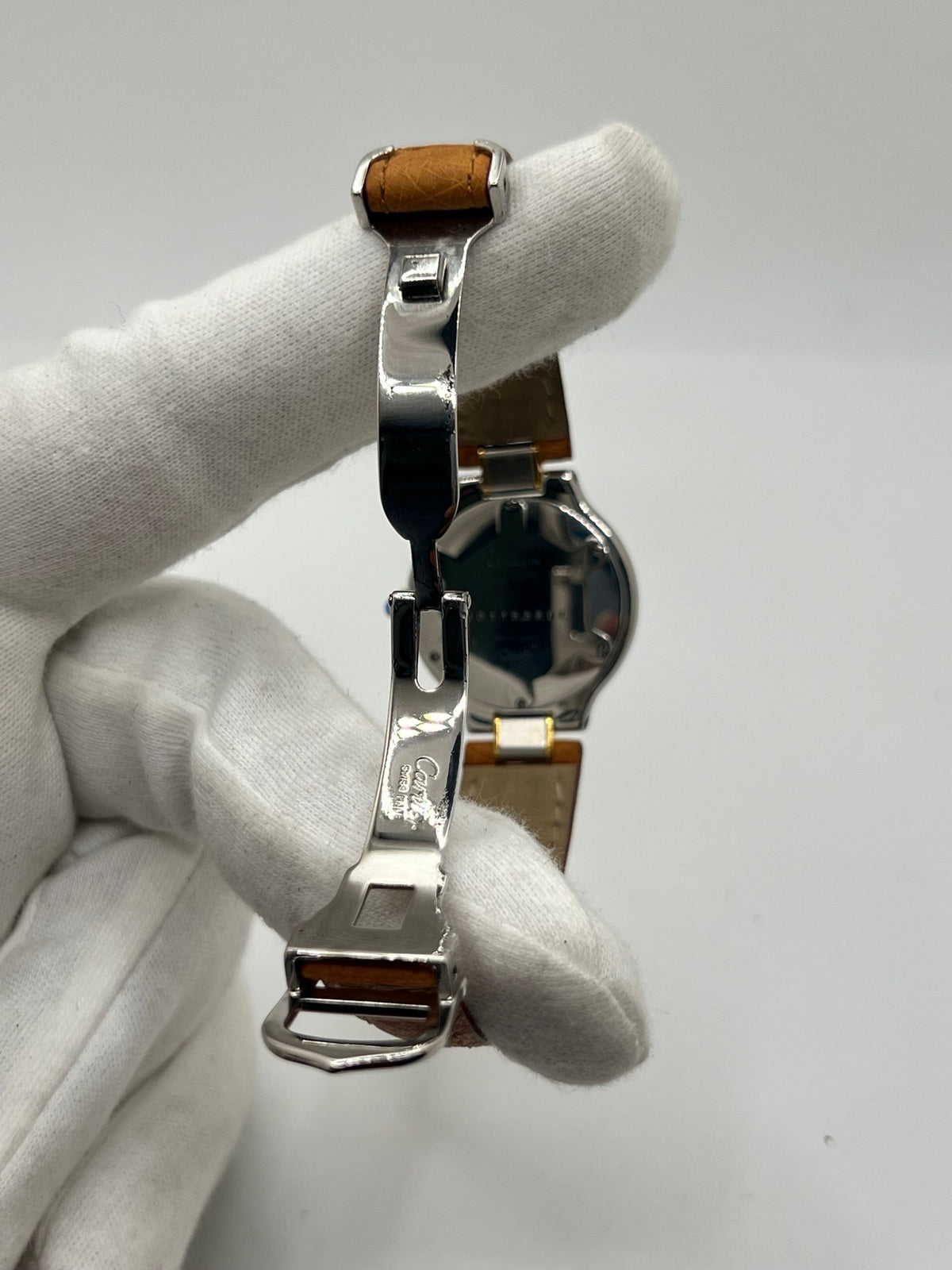 Montre Cartier 21 Must de Cartier 9011 pour femme, équipée d’un mouvement quartz et d’un boîtier en acier de 28 mm. Son cadran blanc offre une esthétique élégante et intemporelle. Cette montre Cartier est montée sur un bracelet brun en cuir avec boucle déployante à plis. En bon état, elle présente des traces d’usure visibles et perceptibles, notamment quelques rayures, éraflures et petites bosses. Révisée en interne en septembre 2026.
