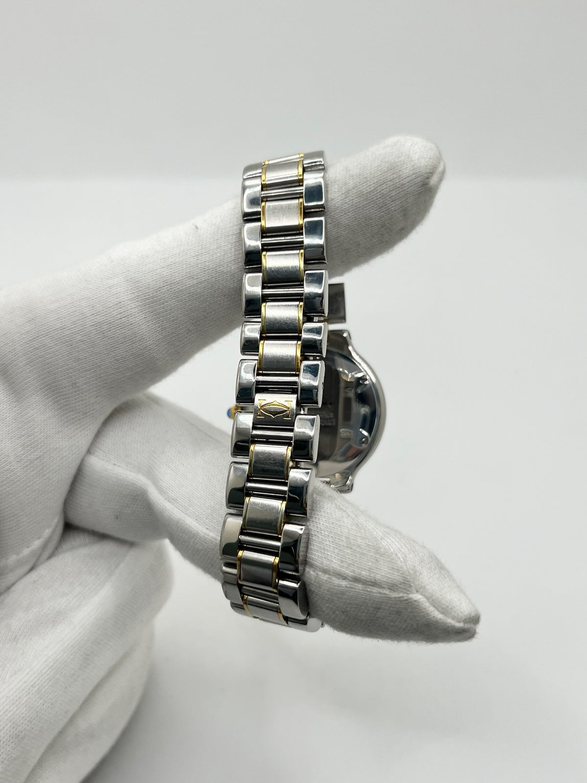 Montre Cartier 21 Must de Cartier référence 1340, modèle vintage au design intemporel. Cette montre de luxe présente un boîtier en acier de 28 mm, un bracelet bicolore en acier et or ainsi qu’un cadran argenté. Équipée d’un mouvement quartz suisse à 7 rubis et d’un verre saphir, elle offre une étanchéité de 3 ATM. Élégante et raffinée, cette Cartier 21 vintage allie le savoir-faire horloger de Cartier à un style classique et sophistiqué.