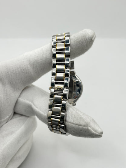Montre Cartier 21 Must de Cartier référence 1340, modèle vintage au design intemporel. Cette montre de luxe présente un boîtier en acier de 28 mm, un bracelet bicolore en acier et or ainsi qu’un cadran argenté. Équipée d’un mouvement quartz suisse à 7 rubis et d’un verre saphir, elle offre une étanchéité de 3 ATM. Élégante et raffinée, cette Cartier 21 vintage allie le savoir-faire horloger de Cartier à un style classique et sophistiqué.