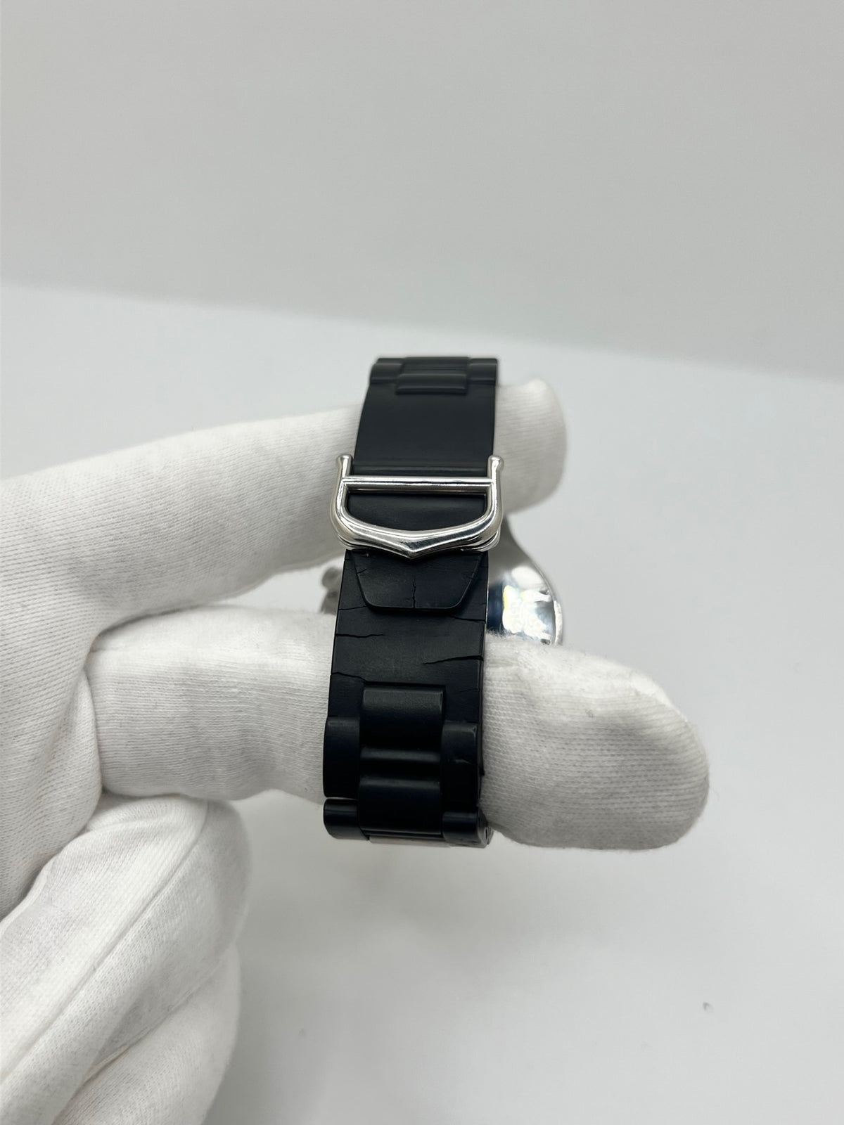 Montre Cartier 21 Chronoscaph 2424 à quartz, dotée d’un boîtier en acier de 38 mm et d’une épaisseur de 10 mm. Son cadran noir est protégé par un verre saphir et accompagné d’un bracelet en caoutchouc avec boucle déployante en acier. Étanche à 10 ATM, cette montre Cartier possède les fonctions chronographe et date. En très bon état, elle présente de légères traces d’usure et a été révisée en interne en septembre 2026.
