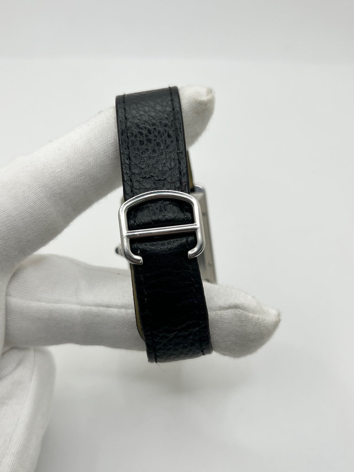 Montre Cartier Tank Solo XL 3515 en acier, équipée d’un mouvement automatique calibre 049 offrant une réserve de marche de 42 heures. Son boîtier de 31 × 41 mm accueille un cadran argent protégé par un verre saphir. Cette Cartier Tank Solo XL dispose d’un affichage de la date et d’un bracelet noir en cuir de vache avec boucle déployante en acier. Modèle de 2021, étanche à 3 ATM et livré avec son coffret et ses papiers d’origine, en très bon état.