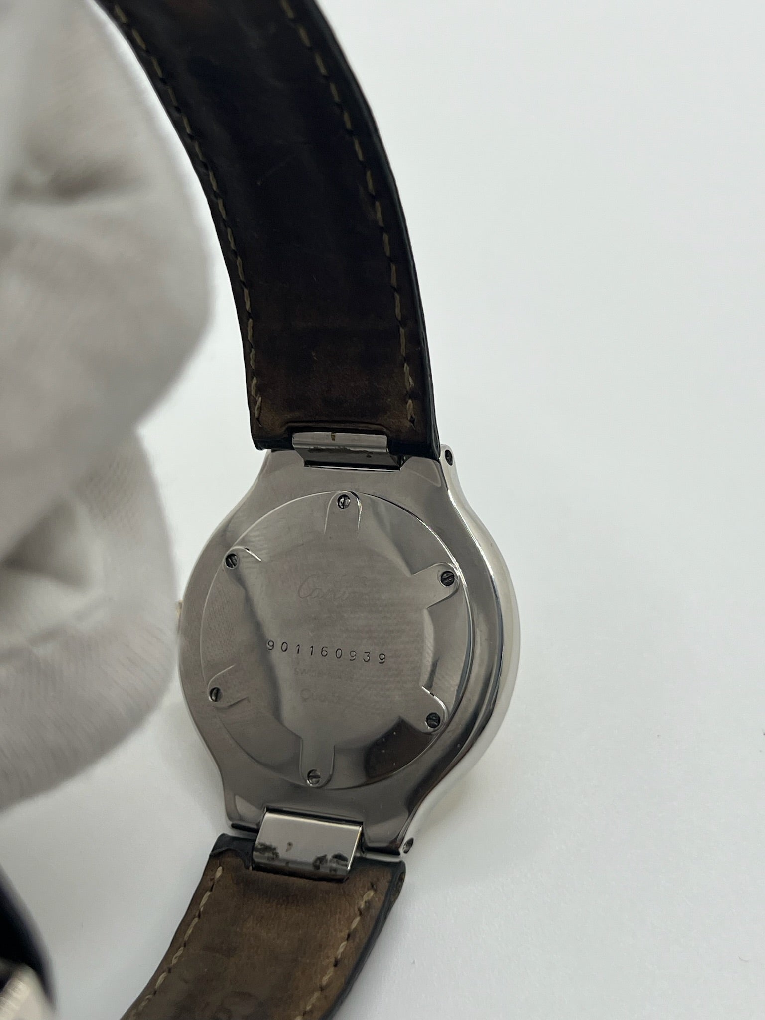 Montre Cartier 21 Must de Cartier avec boîtier 35 mm en or et acier, cadran blanc à chiffres romains, mouvement quartz. Modèle élégant et mixte, équipé d’une boucle déployante sur bracelet cuir noir. Montre de luxe vintage en très bon état, révisée, disponible sans boîte ni papiers d’origine. Idéale pour collectionneur ou amateur de montres emblématiques signées Cartier.