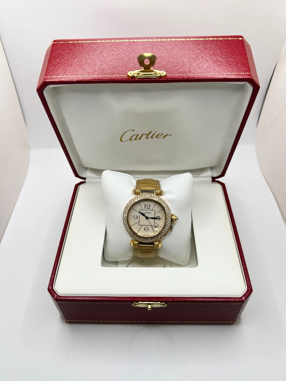Montre Cartier Pasha 820901 en or jaune, équipée d’un mouvement automatique et d’un boîtier de 38 mm. Son cadran blanc est protégé par un verre saphir et son boîtier offre une étanchéité jusqu’à 10 ATM. Cette montre Cartier Pasha est montée sur un bracelet beige en cuir de crocodile avec boucle déployante en or rose. Dotée d’un affichage de la date, elle associe élégance, caractère et raffinement. Un modèle iconique en très bon état.