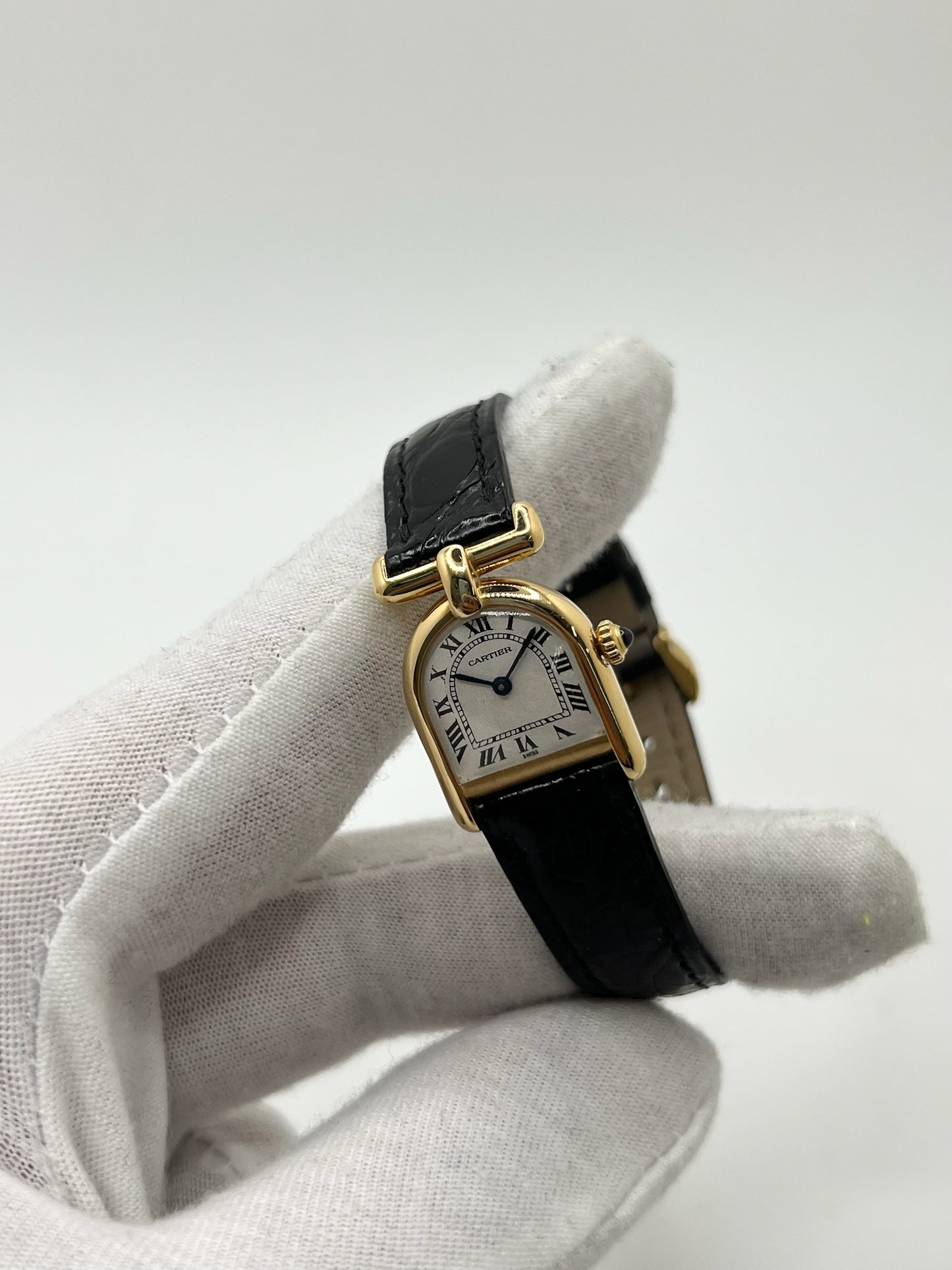 Montre Cartier modèle Calandre pour femme élégante en or jaune avec boîtier rectangulaire de 18 x 26 mm, lignes raffinées et design iconique des années 1980. Cadran blanc lumineux orné de chiffres romains noirs, protégé par un verre minéral. Mouvement à quartz assurant une lecture précise de l’heure. Bracelet en cuir de crocodile noir apportant une touche sophistiquée, équipé d’une boucle ardillon en acier. Modèle vintage en très bon état, présentant de légères micro-rayures superficielles liées à l’âge.