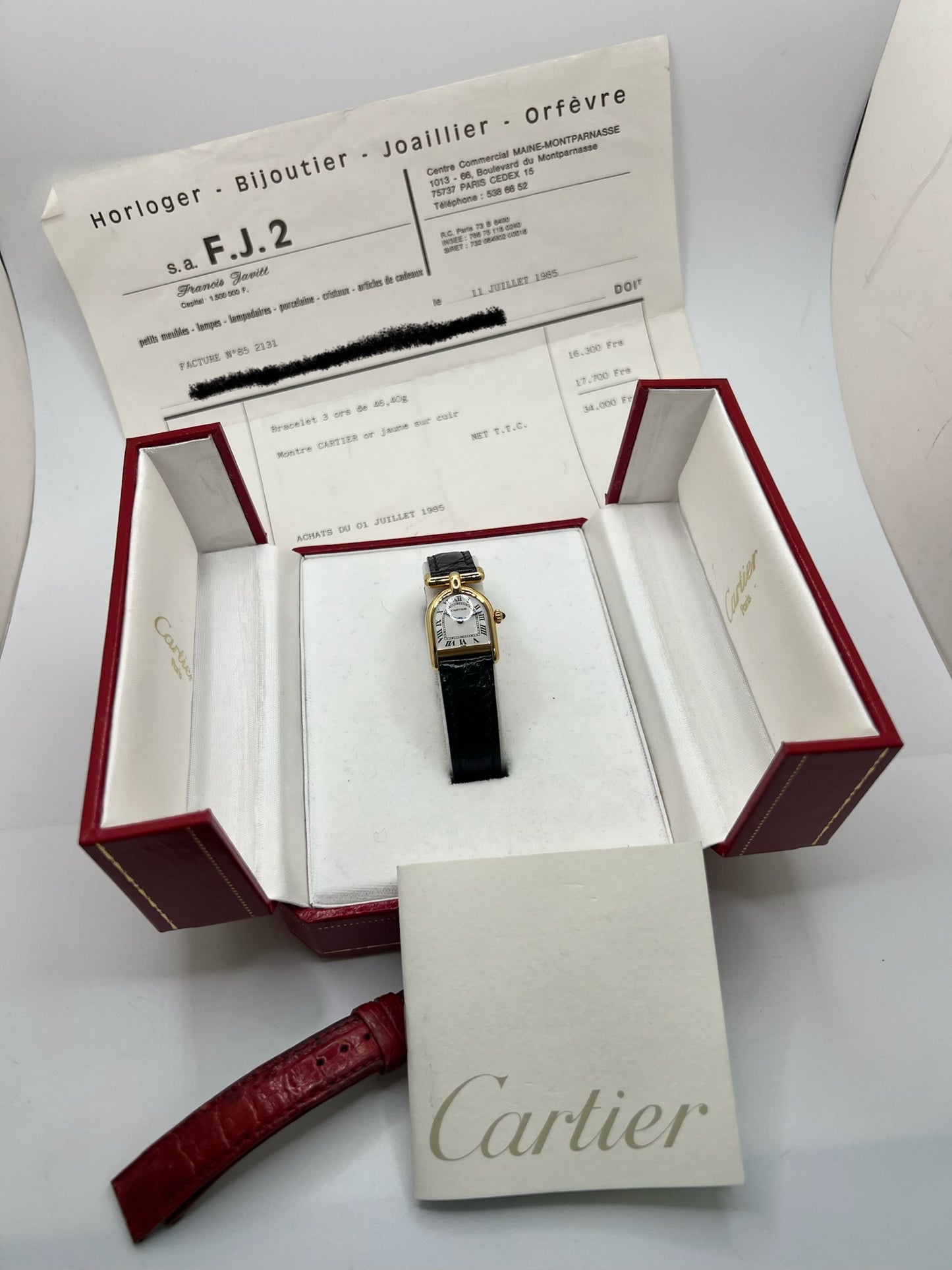 Montre Cartier modèle Calandre pour femme élégante en or jaune avec boîtier rectangulaire de 18 x 26 mm, lignes raffinées et design iconique des années 1980. Cadran blanc lumineux orné de chiffres romains noirs, protégé par un verre minéral. Mouvement à quartz assurant une lecture précise de l’heure. Bracelet en cuir de crocodile noir apportant une touche sophistiquée, équipé d’une boucle ardillon en acier. Modèle vintage en très bon état, présentant de légères micro-rayures superficielles liées à l’âge.