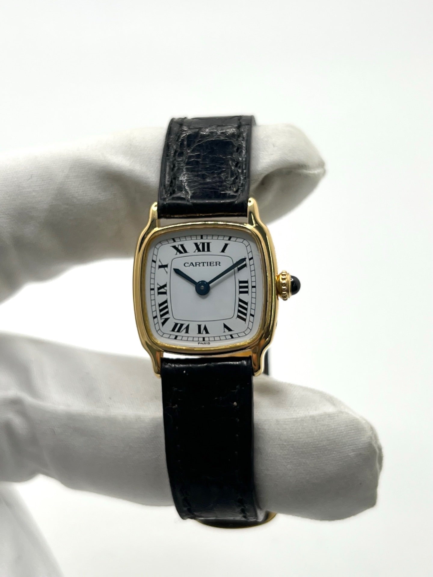 Montre Cartier Chambord 7825 pour femme, équipée d’un mouvement quartz et d’un boîtier en or jaune de 21 mm. Ce modèle d’occasion en très bon état présente un cadran blanc à chiffres romains, un verre minéral et un bracelet en cuir de crocodile noir avec boucle ardillon en or jaune. Élégante et intemporelle, la Cartier Chambord 7825 séduit par son style raffiné et son design classique, idéale pour les passionnées de montres de luxe vintage.