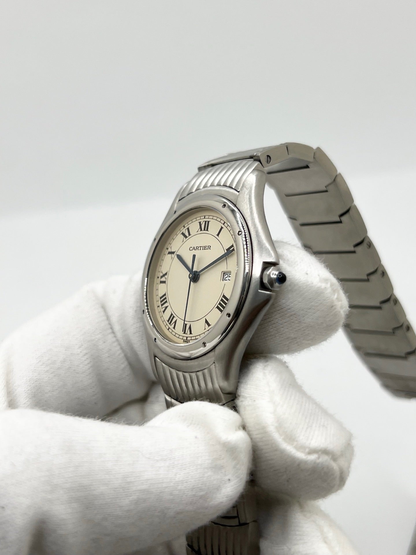 Montre Cartier Cougar référence 120000R en acier, équipée d'un mouvement quartz et fabriquée en 1998. Son boîtier de 33 mm est associé à un élégant cadran blanc à chiffres romains, protégé par un verre saphir résistant aux rayures. Cette montre Cartier Cougar dispose d'un bracelet en acier avec boucle déployante et d'une fonction date. Vendue avec son coffret d'origine, elle est en très bon état, révisée en interne et idéale pour un usage homme ou unisexe.