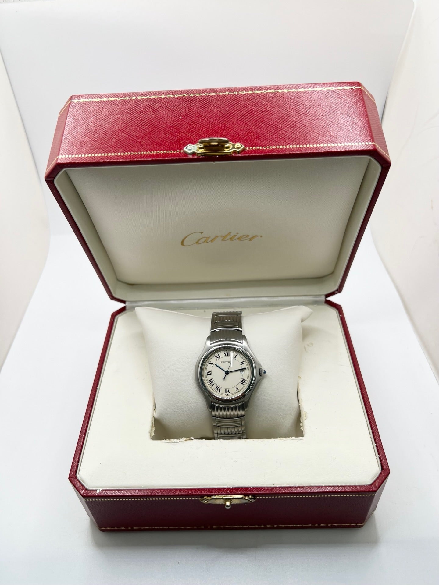 Montre Cartier Cougar référence 120000R en acier, équipée d'un mouvement quartz et fabriquée en 1998. Son boîtier de 33 mm est associé à un élégant cadran blanc à chiffres romains, protégé par un verre saphir résistant aux rayures. Cette montre Cartier Cougar dispose d'un bracelet en acier avec boucle déployante et d'une fonction date. Vendue avec son coffret d'origine, elle est en très bon état, révisée en interne et idéale pour un usage homme ou unisexe.
