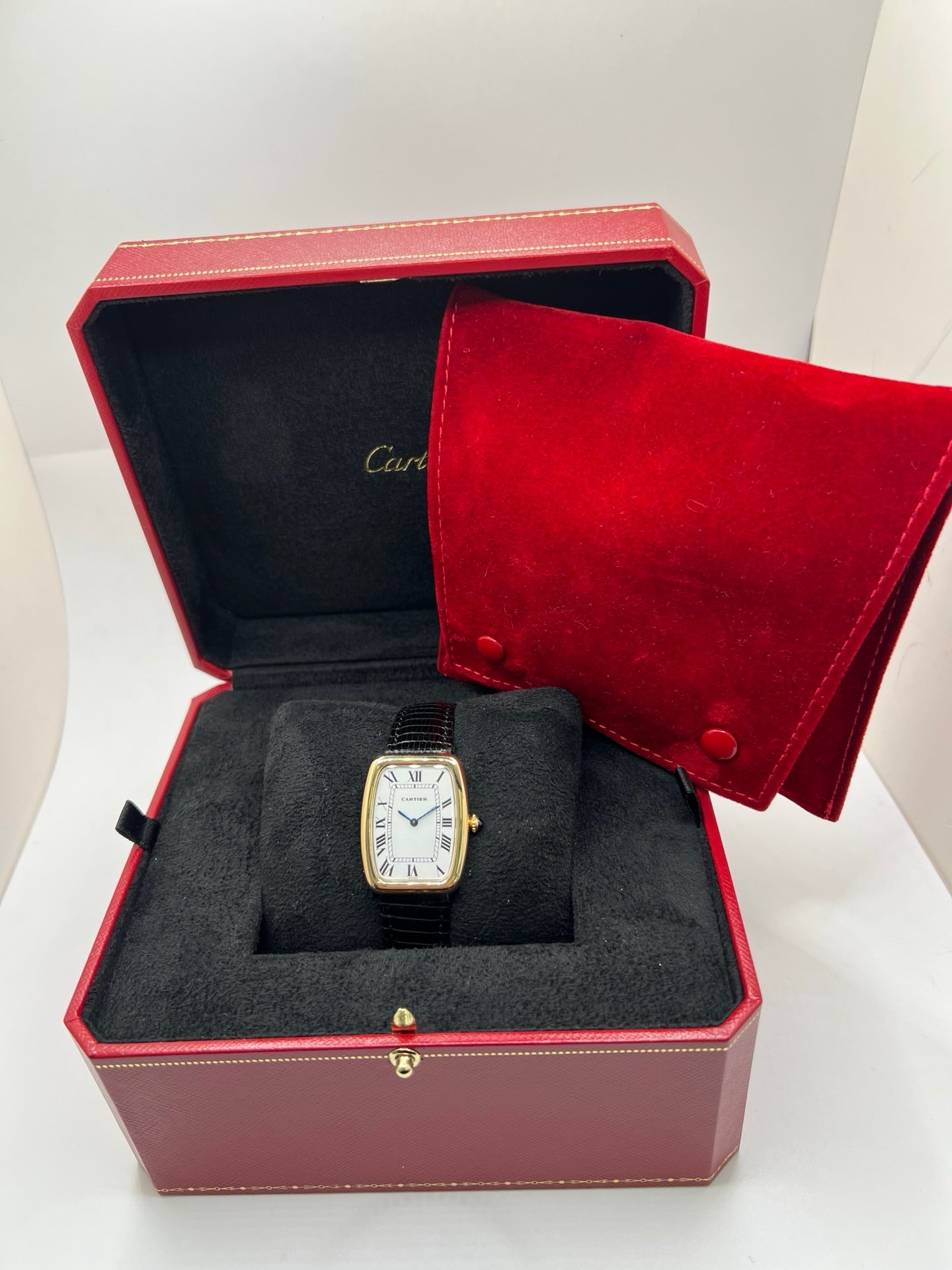 Montre Cartier Fabergé vintage en or jaune avec boîtier rectangulaire de 26 mm, cadran blanc à chiffres romains et bracelet en cuir noir. Ce modèle élégant à remontage manuel, fabriqué vers 1970, séduit par son style intemporel et raffiné. Montre homme ou unisexe d’occasion en très bon état, livrée avec coffret d’origine, idéale pour les amateurs d’horlogerie de luxe et de pièces vintage authentiques.
