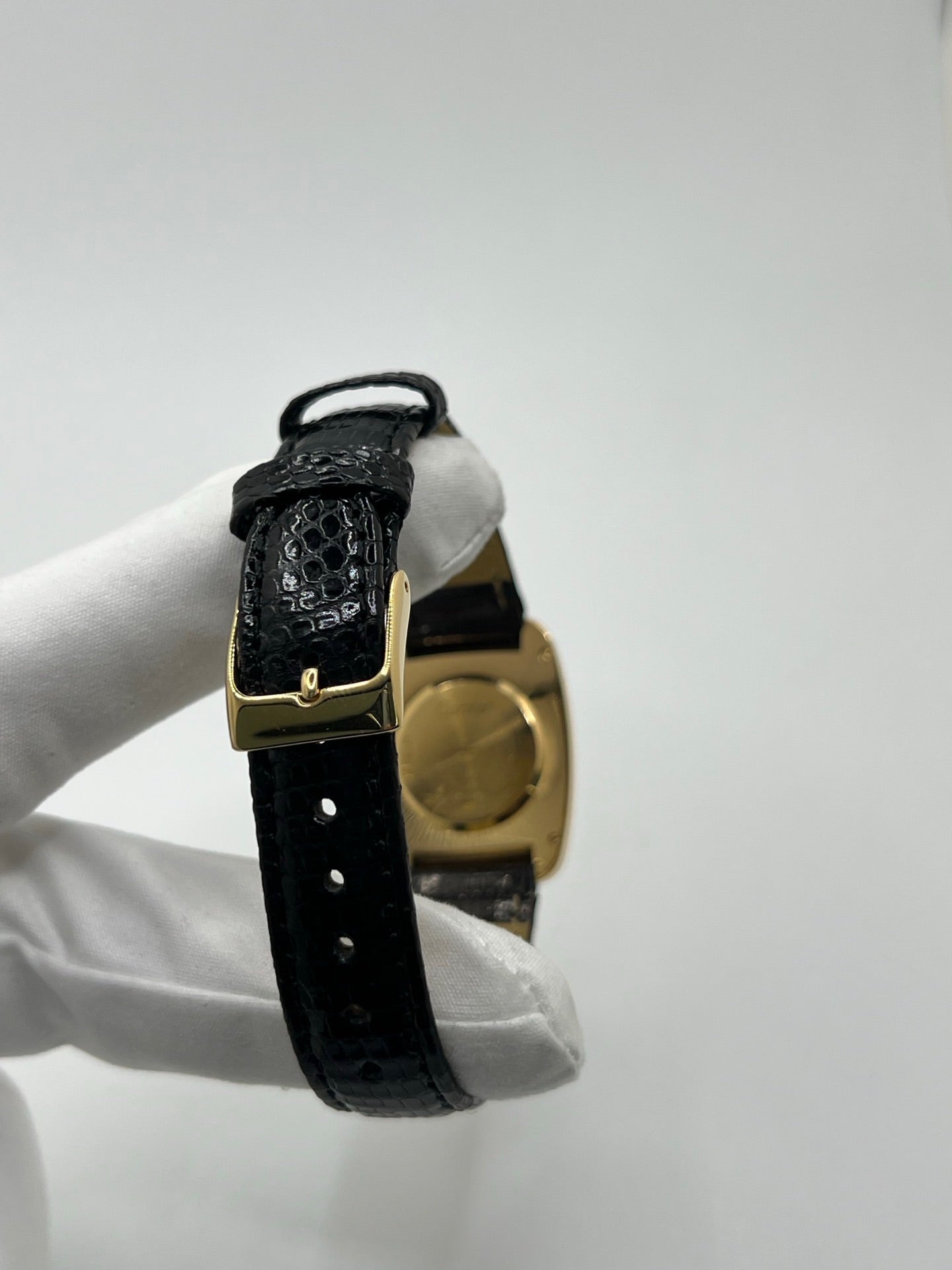 Montre Cartier Fabergé vintage en or jaune avec boîtier rectangulaire de 26 mm, cadran blanc à chiffres romains et bracelet en cuir noir. Ce modèle élégant à remontage manuel, fabriqué vers 1970, séduit par son style intemporel et raffiné. Montre homme ou unisexe d’occasion en très bon état, livrée avec coffret d’origine, idéale pour les amateurs d’horlogerie de luxe et de pièces vintage authentiques.
