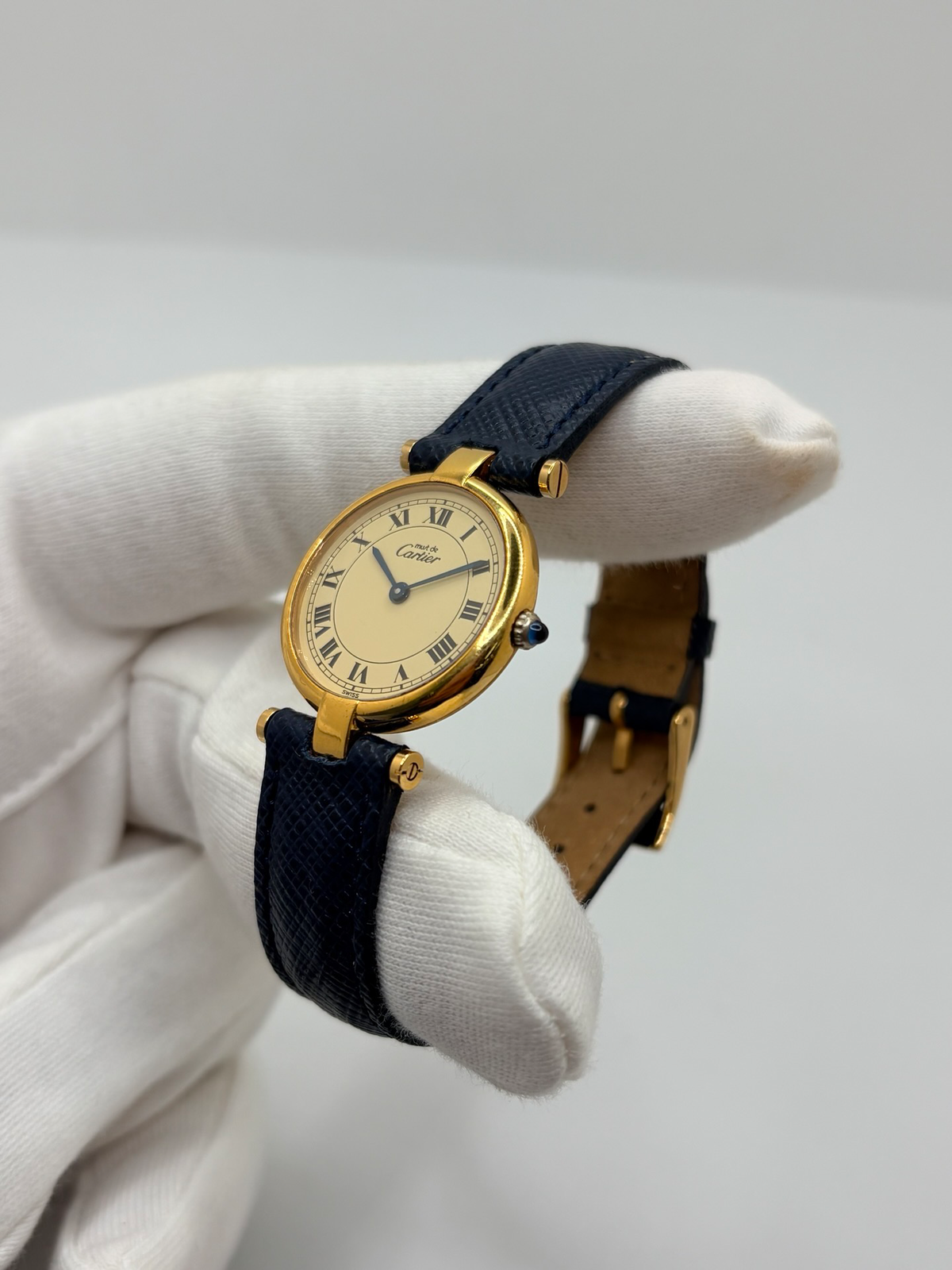 Montre Cartier Must Vendôme PM pour femme, équipée d’un mouvement à quartz et présentée dans un boîtier en argent de 24 mm. Son cadran blanc à chiffres romains est protégé par un verre saphir. Cette montre Cartier est montée sur un bracelet en cuir bleu avec boucle ardillon en acier. Élégante et intemporelle, la Cartier Must Vendôme PM séduit par son format compact, son design raffiné et son style emblématique, idéale au quotidien ou pour une occasion spéciale.