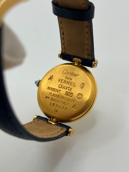 Montre Cartier Must Vendôme PM pour femme, équipée d’un mouvement à quartz et présentée dans un boîtier en argent de 24 mm. Son cadran blanc à chiffres romains est protégé par un verre saphir. Cette montre Cartier est montée sur un bracelet en cuir bleu avec boucle ardillon en acier. Élégante et intemporelle, la Cartier Must Vendôme PM séduit par son format compact, son design raffiné et son style emblématique, idéale au quotidien ou pour une occasion spéciale.