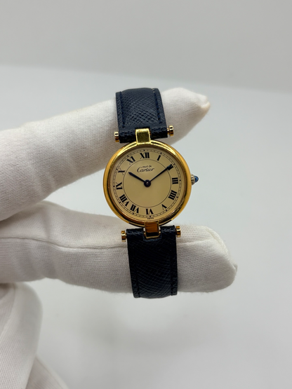 Montre Cartier Must Vendôme PM pour femme, équipée d’un mouvement à quartz et présentée dans un boîtier en argent de 24 mm. Son cadran blanc à chiffres romains est protégé par un verre saphir. Cette montre Cartier est montée sur un bracelet en cuir bleu avec boucle ardillon en acier. Élégante et intemporelle, la Cartier Must Vendôme PM séduit par son format compact, son design raffiné et son style emblématique, idéale au quotidien ou pour une occasion spéciale.