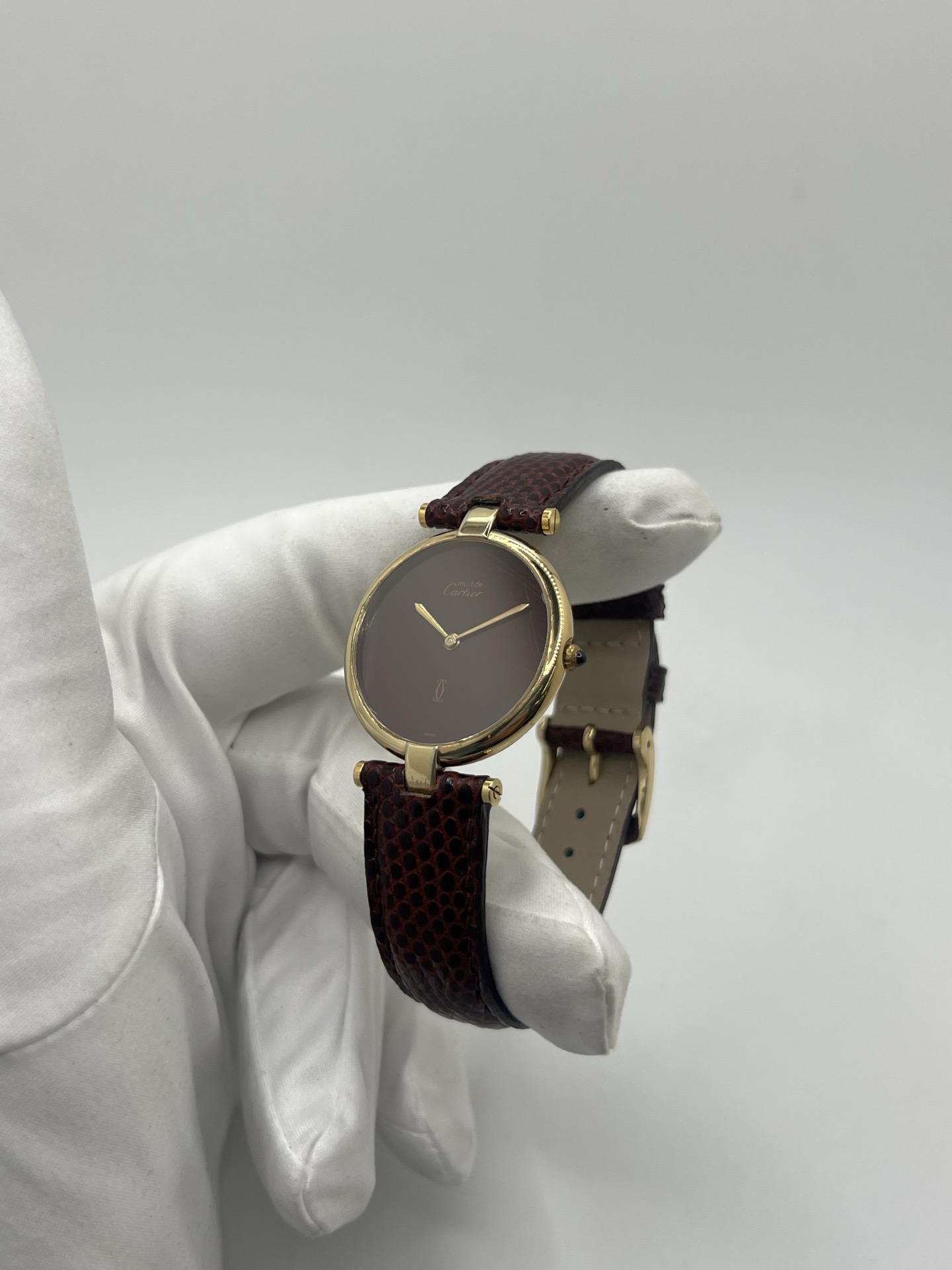 Montre Cartier Must Vendôme Vermeil 30 mm avec cadran bordeaux “burgundy”. Ce modèle vintage emblématique présente un boîtier rond en vermeil (argent plaqué or), un cadran laqué rouge profond signature de la collection Must, des aiguilles dorées élégantes et un design classique intemporel. Montre de luxe suisse recherchée par les collectionneurs, idéale pour les amateurs d’horlogerie vintage et de pièces iconiques au style raffiné.