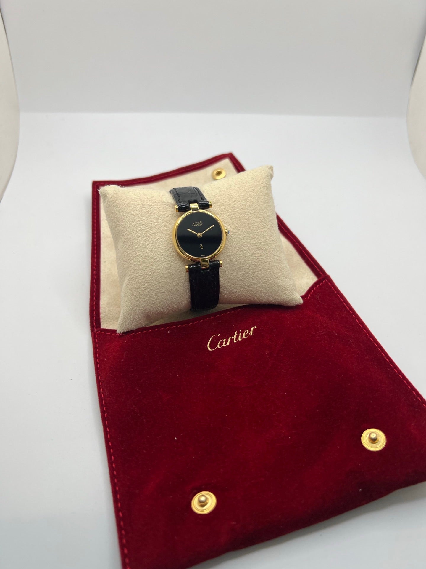 Montre Cartier Must Vendome pour femme, équipée d’un mouvement quartz et d’un boîtier en argent de 24 mm. Ce modèle d’occasion en très bon état dispose d’un cadran noir sans chiffres, d’un verre saphir et d’un bracelet en cuir avec boucle ardillon en acier. Élégante et raffinée, la Cartier Must Vendome séduit par son design classique et intemporel, idéale pour les passionnées de montres de luxe au style discret et sophistiqué.