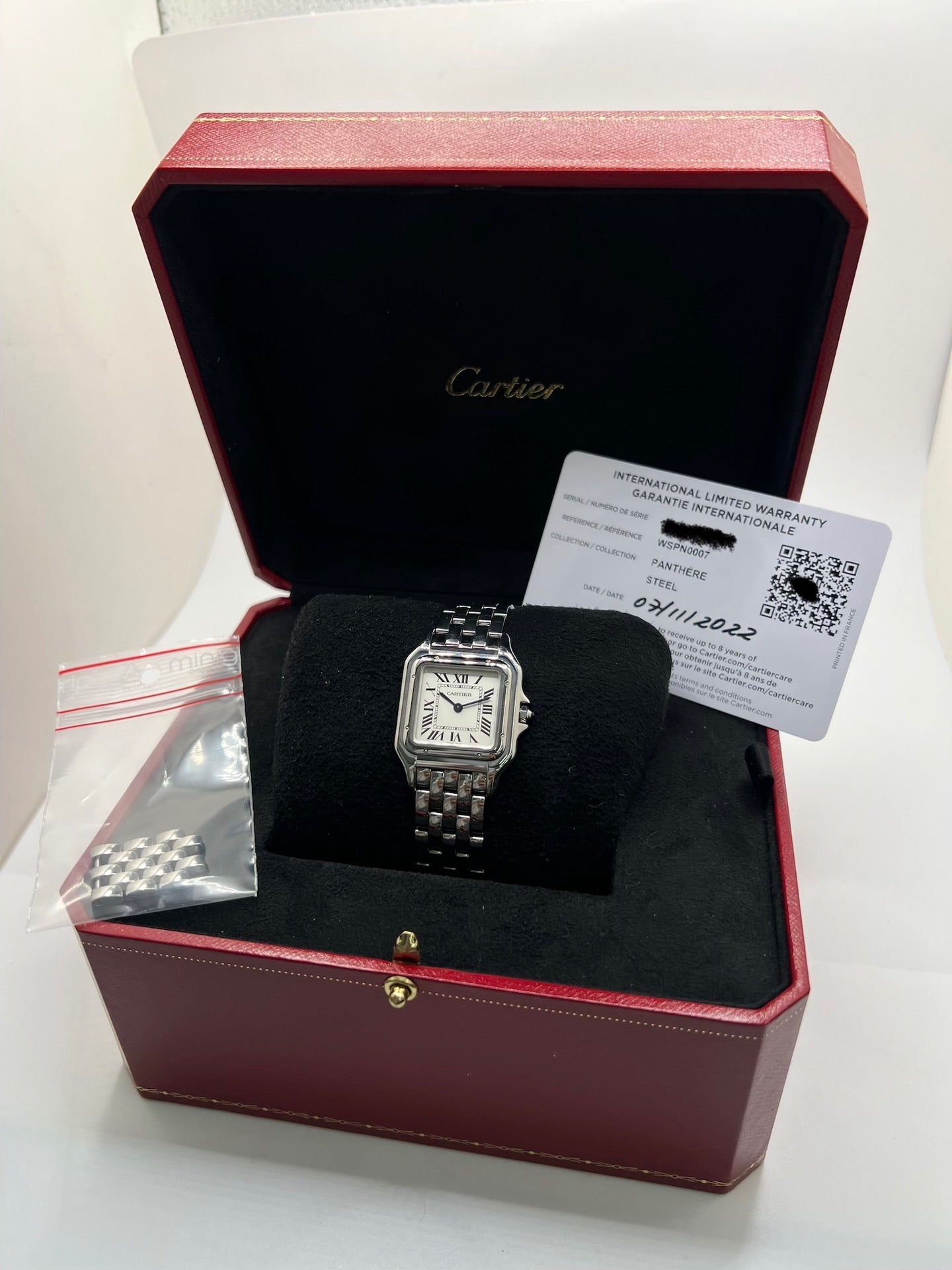 Montre Cartier Panthère WSPN0007 pour femme en acier avec boîtier de 27 x 37 mm et cadran argent à chiffres romains. Modèle quartz élégant équipé de verre saphir et bracelet acier avec boucle pliante, combinant confort et style raffiné. Montre iconique de la collection Panthère, idéale pour un usage quotidien ou une occasion spéciale. Pièce d’occasion en très bon état, révisée, livrée avec coffret et papiers d’origine.
