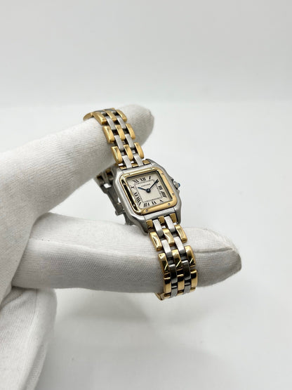 Montre Cartier Panthère 1057917 pour femme, modèle emblématique de la maison Cartier datant de 1989. Cette montre de luxe vintage associe élégamment l’or et l’acier, avec un cadran blanc raffiné, un verre saphir et un mouvement à quartz. La Cartier Panthère référence 1057917 est proposée d’occasion en très bon état, avec son coffret et ses papiers d’origine. Révisée en interne le 19 octobre 2026, cette montre Cartier Panthère en or et acier allie élégance intemporelle et savoir-faire horloger.