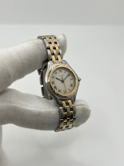 Montre Cartier Panthère référence 119000R pour femme en or jaune et acier, équipée d'un mouvement à quartz. Son boîtier de 26 mm est sublimé par une lunette en or jaune, un cadran blanc à chiffres romains et un verre saphir résistant aux rayures. Son bracelet bicolore en or et acier avec boucle déployante assure un porté confortable. Cette montre d'occasion est en très bon état, révisée en interne et livrée avec son coffret d'origine.
