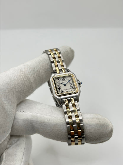 Montre Cartier Panthère référence 66921 pour femme en or jaune et acier, fabriquée en 1985 et équipée d'un mouvement quartz Swiss movement. Son boîtier rectangulaire de 22 x 30 mm est sublimé par une lunette en or jaune, un cadran blanc à chiffres romains et un verre saphir. Cette montre Cartier Panthère bicolore dispose d'un bracelet en or et acier avec boucle déployante. Vendue avec son coffret et ses papiers d'origine, elle est en très bon état et révisée en interne.