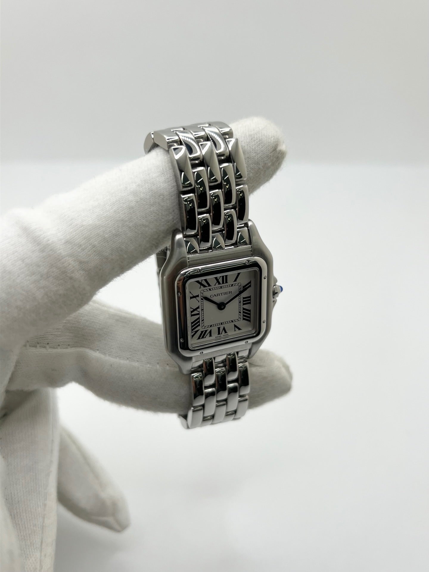 Montre Cartier Panthère référence WSPN0007 pour femme en acier, fabriquée en 2024 et équipée d'un mouvement quartz fiable et précis. Son boîtier de 27 x 37 mm présente une élégante lunette en acier, un cadran argenté à chiffres romains et un verre saphir résistant aux rayures. Cette montre Cartier Panthère dispose d'un bracelet en acier avec boucle déployante. Vendue avec son coffret et ses papiers d'origine, elle est en très bon état et révisée en interne.