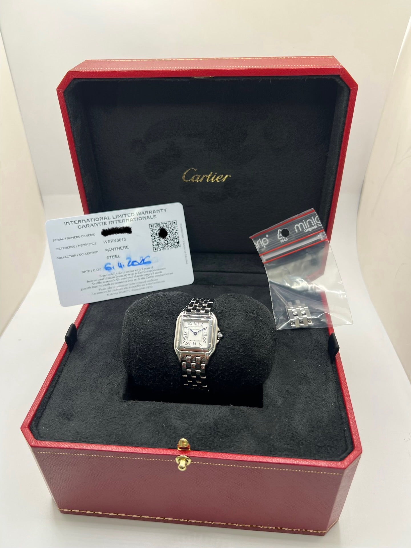 Montre Cartier Panthère femme en acier, référence WSPN0013, avec mouvement quartz. Boîtier rectangulaire 23 x 30 mm en acier, cadran argent à chiffres romains, verre saphir et bracelet acier avec boucle double plis. Modèle 2026 en état neuf, jamais porté, livré avec coffret et papiers d’origine. Élégante et intemporelle, cette montre Cartier Panthère allie raffinement, confort et design iconique.