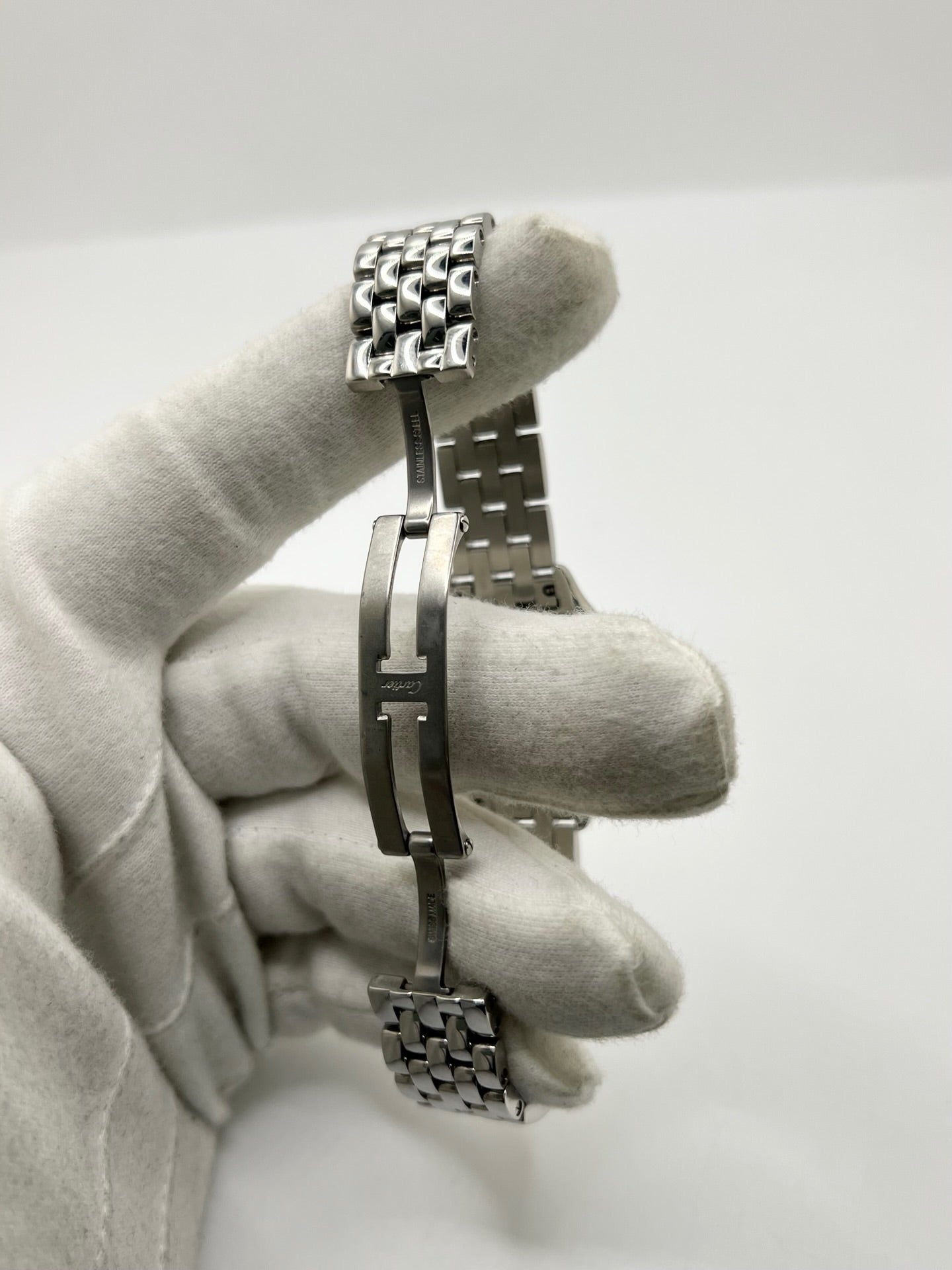 Montre Cartier Panthère référence WSPN0007 pour femme en acier, fabriquée en 2024 et équipée d'un mouvement quartz fiable et précis. Son boîtier de 27 x 37 mm présente une élégante lunette en acier, un cadran argenté à chiffres romains et un verre saphir résistant aux rayures. Cette montre Cartier Panthère dispose d'un bracelet en acier avec boucle déployante. Vendue avec son coffret et ses papiers d'origine, elle est en très bon état et révisée en interne.