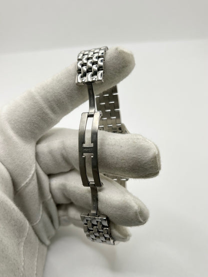 Montre Cartier Panthère référence WSPN0007 pour femme en acier, fabriquée en 2024 et équipée d'un mouvement quartz fiable et précis. Son boîtier de 27 x 37 mm présente une élégante lunette en acier, un cadran argenté à chiffres romains et un verre saphir résistant aux rayures. Cette montre Cartier Panthère dispose d'un bracelet en acier avec boucle déployante. Vendue avec son coffret et ses papiers d'origine, elle est en très bon état et révisée en interne.