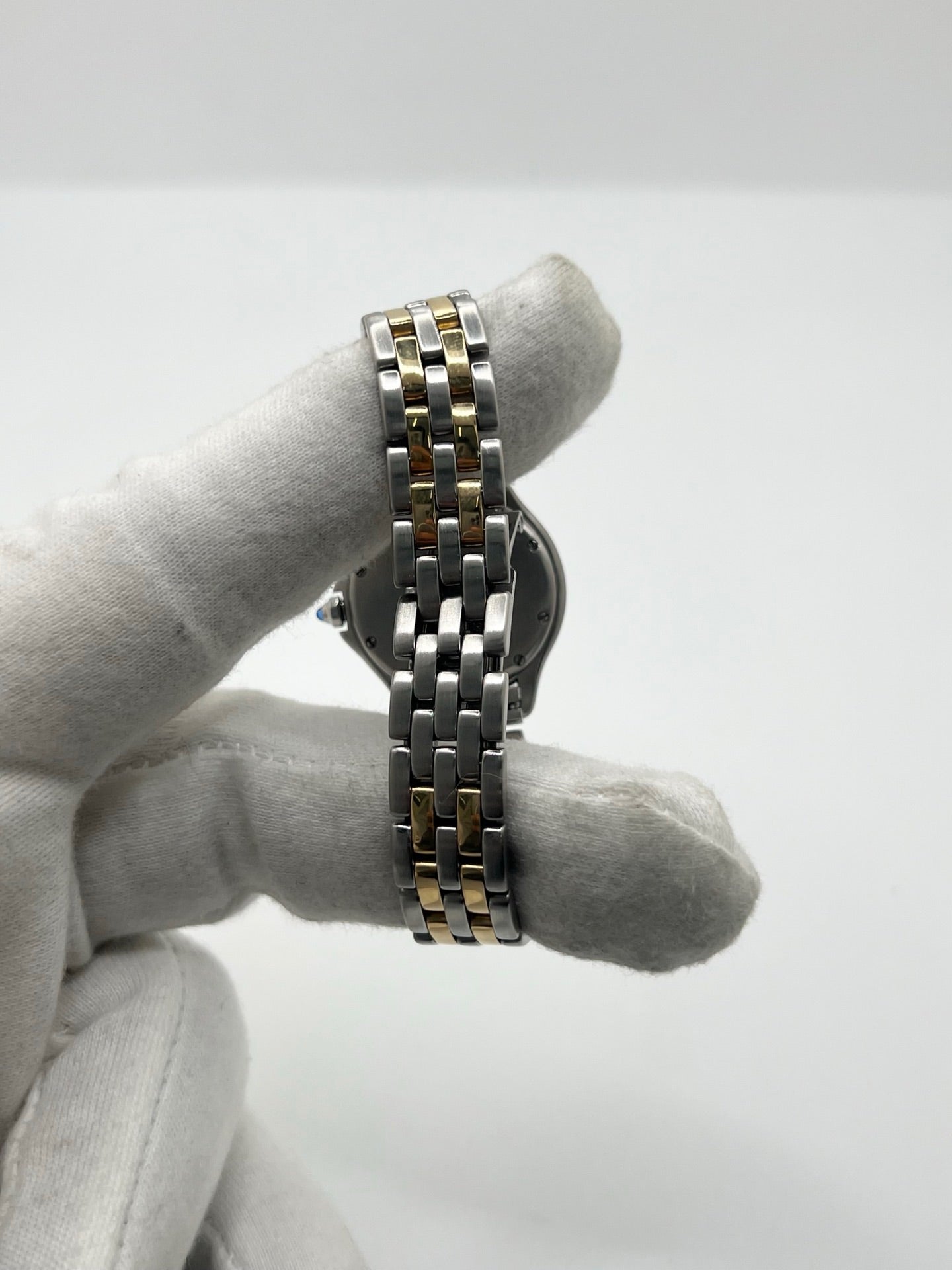 Montre Cartier Panthère référence 119000R pour femme en or jaune et acier, équipée d'un mouvement à quartz. Son boîtier de 26 mm est sublimé par une lunette en or jaune, un cadran blanc à chiffres romains et un verre saphir résistant aux rayures. Son bracelet bicolore en or et acier avec boucle déployante assure un porté confortable. Cette montre d'occasion est en très bon état, révisée en interne et livrée avec son coffret d'origine.