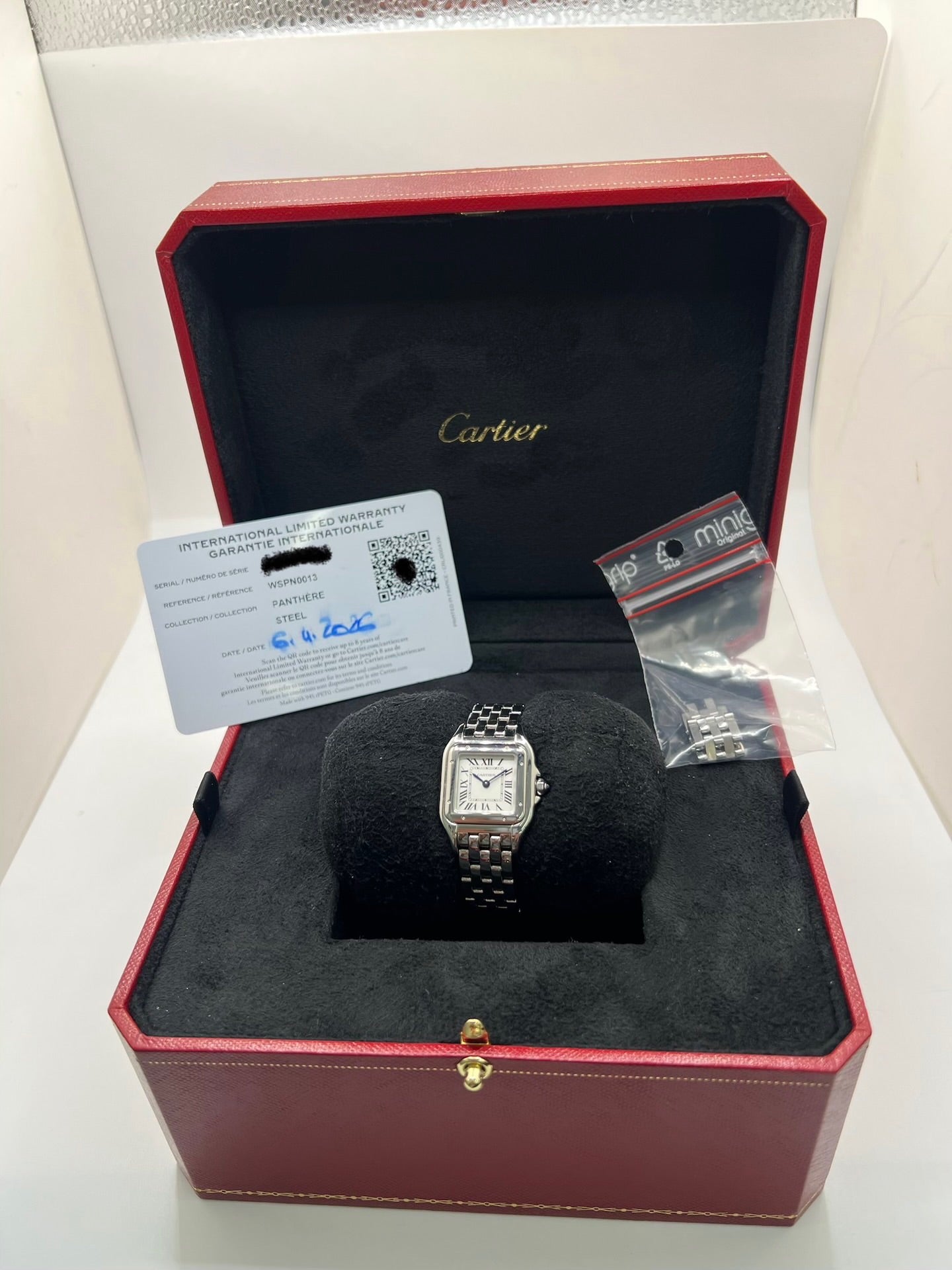 Montre Cartier Panthère femme en acier, référence WSPN0013, avec mouvement quartz. Boîtier rectangulaire 23 x 30 mm en acier, cadran argent à chiffres romains, verre saphir et bracelet acier avec boucle double plis. Modèle 2026 en état neuf, jamais porté, livré avec coffret et papiers d’origine. Élégante et intemporelle, cette montre Cartier Panthère allie raffinement, confort et design iconique.