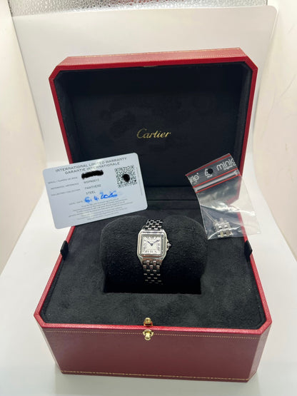 Montre Cartier Panthère femme en acier, référence WSPN0013, avec mouvement quartz. Boîtier rectangulaire 23 x 30 mm en acier, cadran argent à chiffres romains, verre saphir et bracelet acier avec boucle double plis. Modèle 2026 en état neuf, jamais porté, livré avec coffret et papiers d’origine. Élégante et intemporelle, cette montre Cartier Panthère allie raffinement, confort et design iconique.