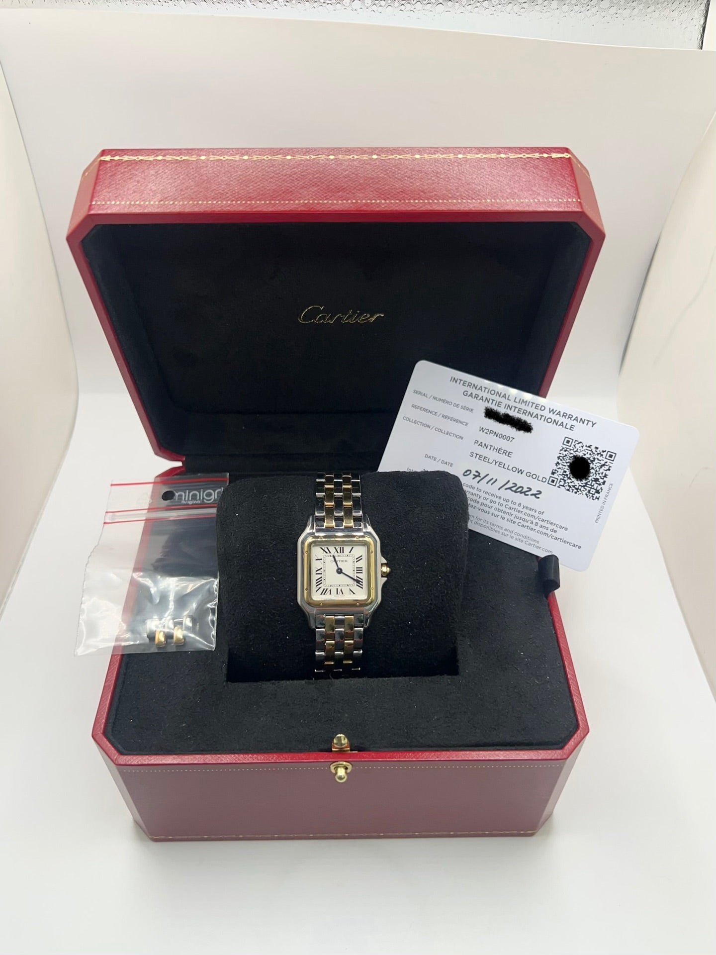 Montre Cartier Panthère W2PN0007 pour femme en acier et or jaune, équipée d’un mouvement quartz. Boîtier de 27 x 37 mm avec verre saphir et cadran argent à chiffres romains, signature élégante de la collection Panthère. Bracelet bicolore en acier et or avec boucle déployante. Étanchéité 3 ATM. Modèle de 2022 en très bon état, avec légères micro-rayures discrètes. Livrée avec coffret et papiers d’origine, idéale comme montre de luxe d’occasion raffinée.
