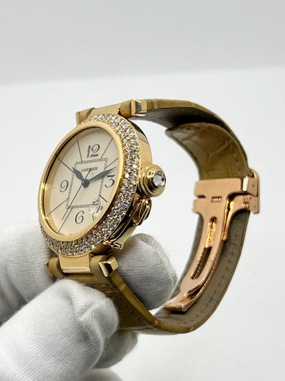 Montre Cartier Pasha 820901 en or jaune, équipée d’un mouvement automatique et d’un boîtier de 38 mm. Son cadran blanc est protégé par un verre saphir et son boîtier offre une étanchéité jusqu’à 10 ATM. Cette montre Cartier Pasha est montée sur un bracelet beige en cuir de crocodile avec boucle déployante en or rose. Dotée d’un affichage de la date, elle associe élégance, caractère et raffinement. Un modèle iconique en très bon état.