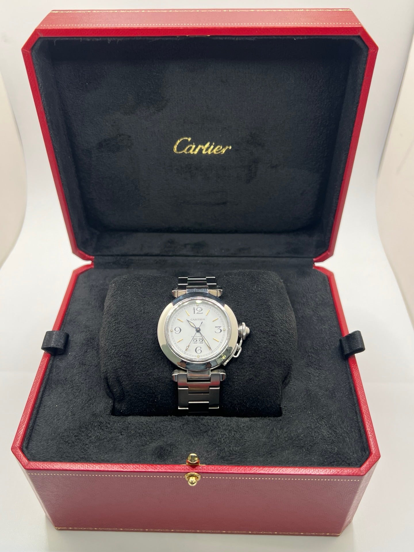 Montre de luxe Cartier Pasha C référence 2475 en acier, équipée d’un mouvement automatique calibre 052. Son boîtier de 35 mm et son cadran blanc à chiffres arabes offrent un style élégant et intemporel. Avec verre saphir, étanchéité 10 ATM et bracelet en acier, cette Pasha C combine performance, précision et raffinement.