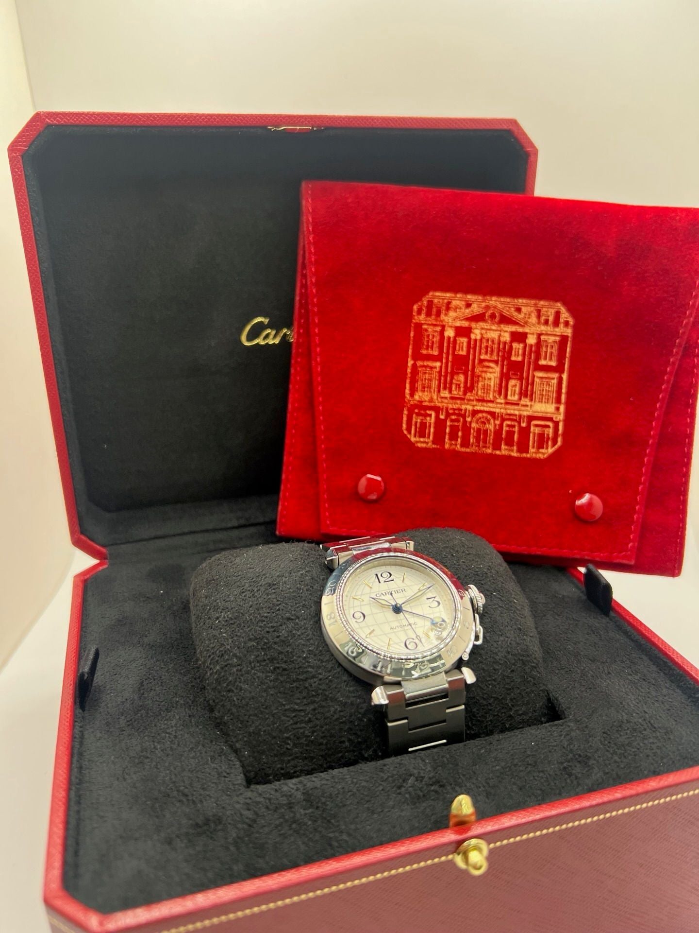 Montre Cartier Pasha C GMT réf. 2377 en acier, dotée d’un mouvement automatique calibre 048. Son boîtier de 35 mm abrite un cadran argenté à chiffres arabes, protégé par un verre saphir. Étanche jusqu’à 10 ATM, cette montre élégante et fonctionnelle est équipée d’un bracelet en acier et d’une boucle déployante double plis.