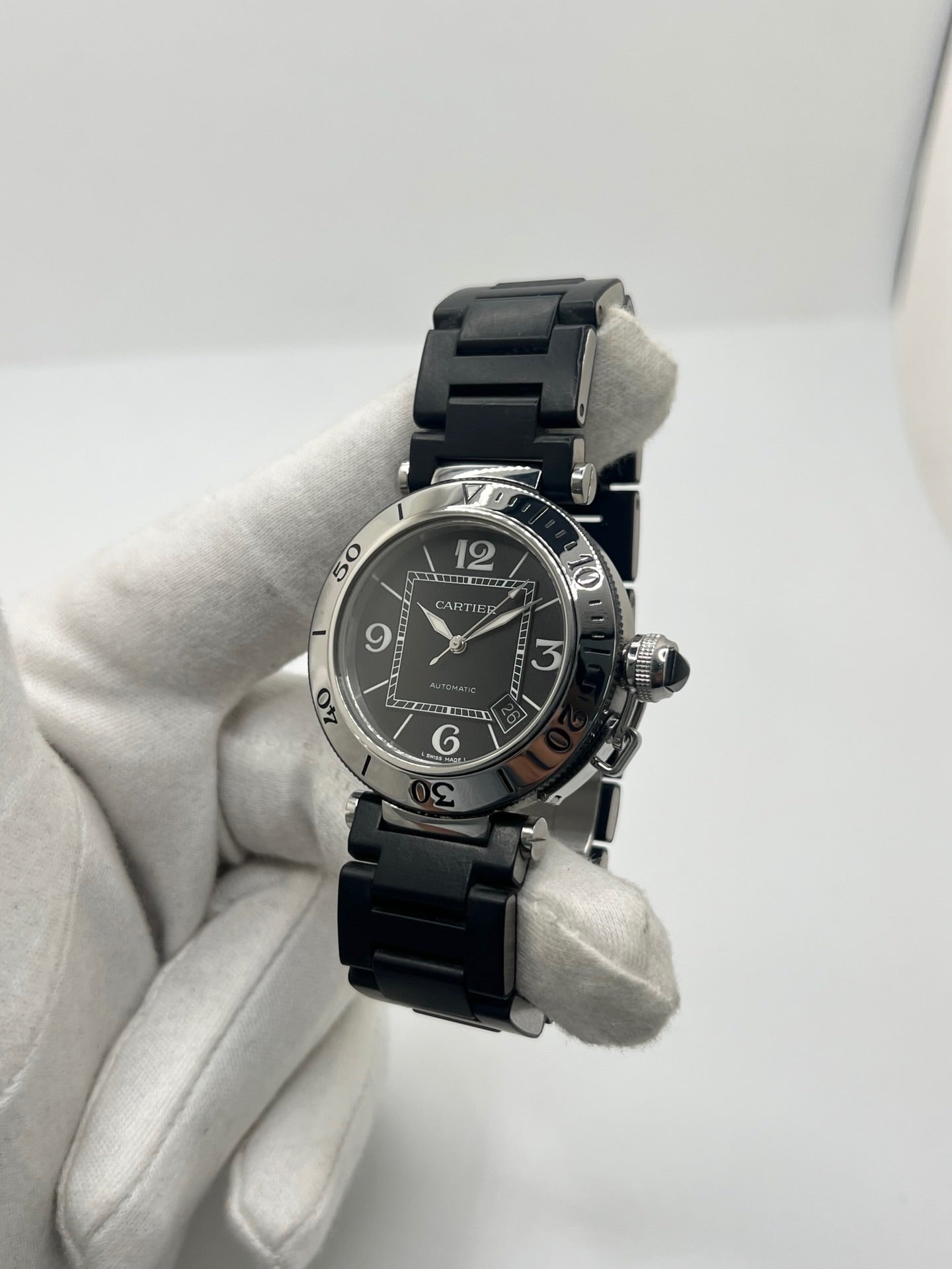 Montre Cartier Pasha Seatimer référence 2790 en acier inoxydable avec boîtier de 40 mm, mouvement automatique calibre 049 basé sur l'ETA 2892-A2 et réserve de marche de 42 heures. Son cadran noir à chiffres arabes est protégé par un verre saphir. Équipée d'un bracelet en acier avec boucle déployante, cette montre est étanche à 10 ATM et dispose d'un guichet date. Vendue avec son coffret et ses papiers d'origine, révisée en interne et en très bon état.